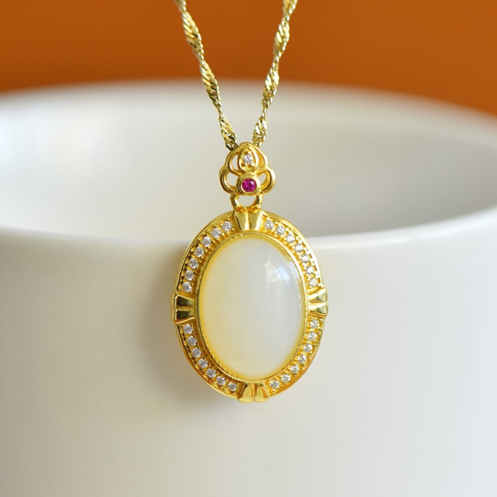 An Exquisite Sterling Silver-Gold Plated Inlaid White Jade Pendant,Inlaid Diamond: An Exquisite Sterling Silver-Gold Plated Inlaid White Jade Pendant,Inlaid Diamond,Size:10mmx14mm 纯银镀金镶白玉吊坠,嵌钻石