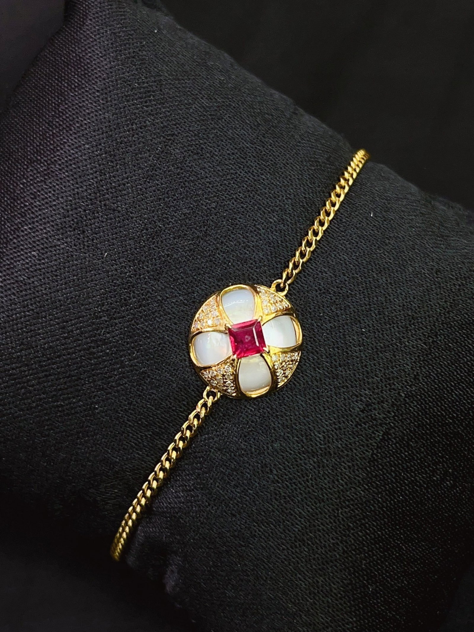 A Exquisite 18k Gold Inlaid 0.48ct Natural Ruby Bracelets,Inlaid Diamond: A Exquisite 18k Gold Inlaid 0.48ct Natural Ruby Bracelets,Inlaid Diamond,Total Weight:2.29g 18k金镶 0.48ct 天然红宝石手链,嵌钻石