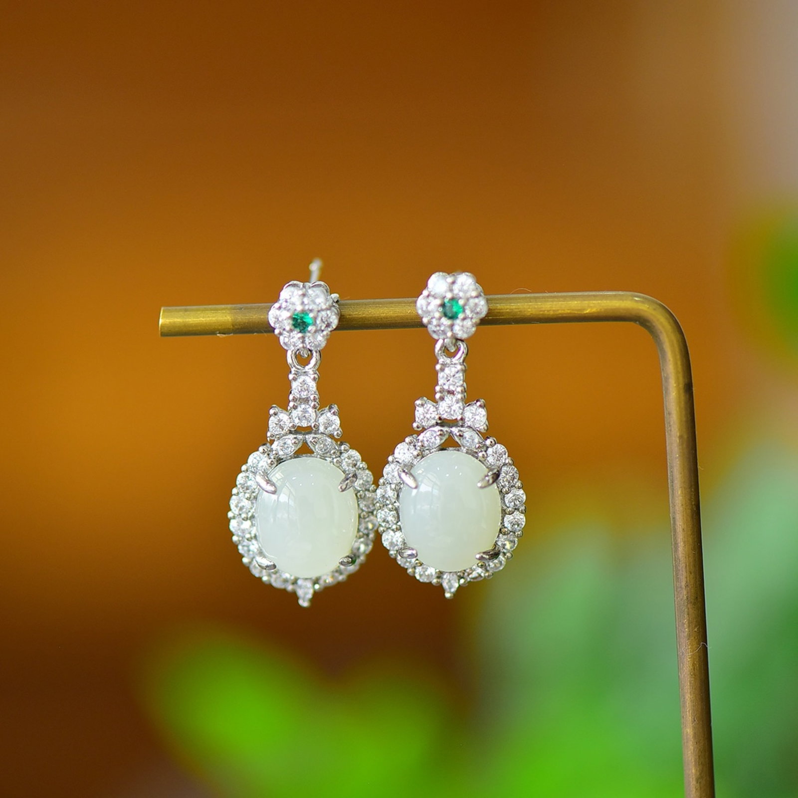 A Pair of Exquisite Bronze Inlaid White Jade Earrings,Inlaid Diamond: A Pair of Exquisite Bronze Inlaid White Jade Earrings,Inlaid Diamond,Size:10mmx12mm 一对铜镶白玉耳环,嵌钻石