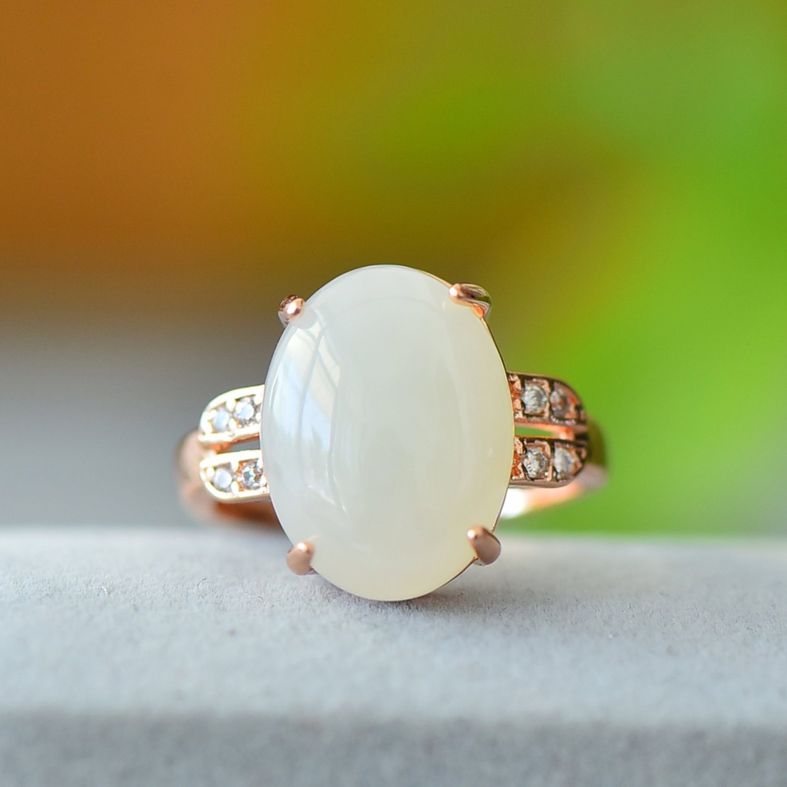 An Exquisite Bronze Inlaid White Jade Ring: An Exquisite Bronze Inlaid White Jade Ring,Size:4.7inx5.5in 铜镶白玉戒指