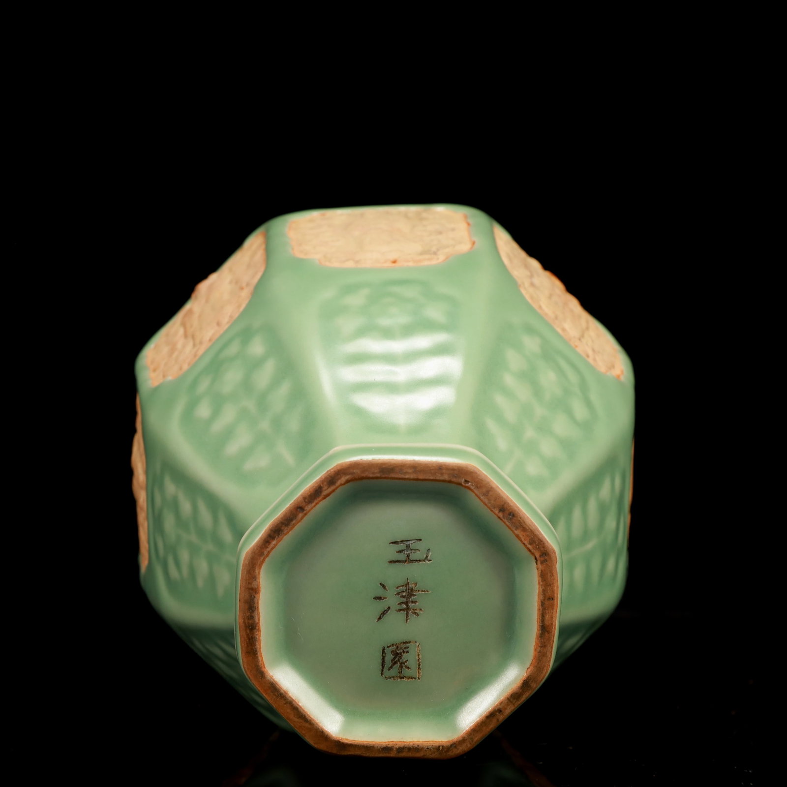 An Exquisite Celadon Glazed Figure Pattern Vase - 13