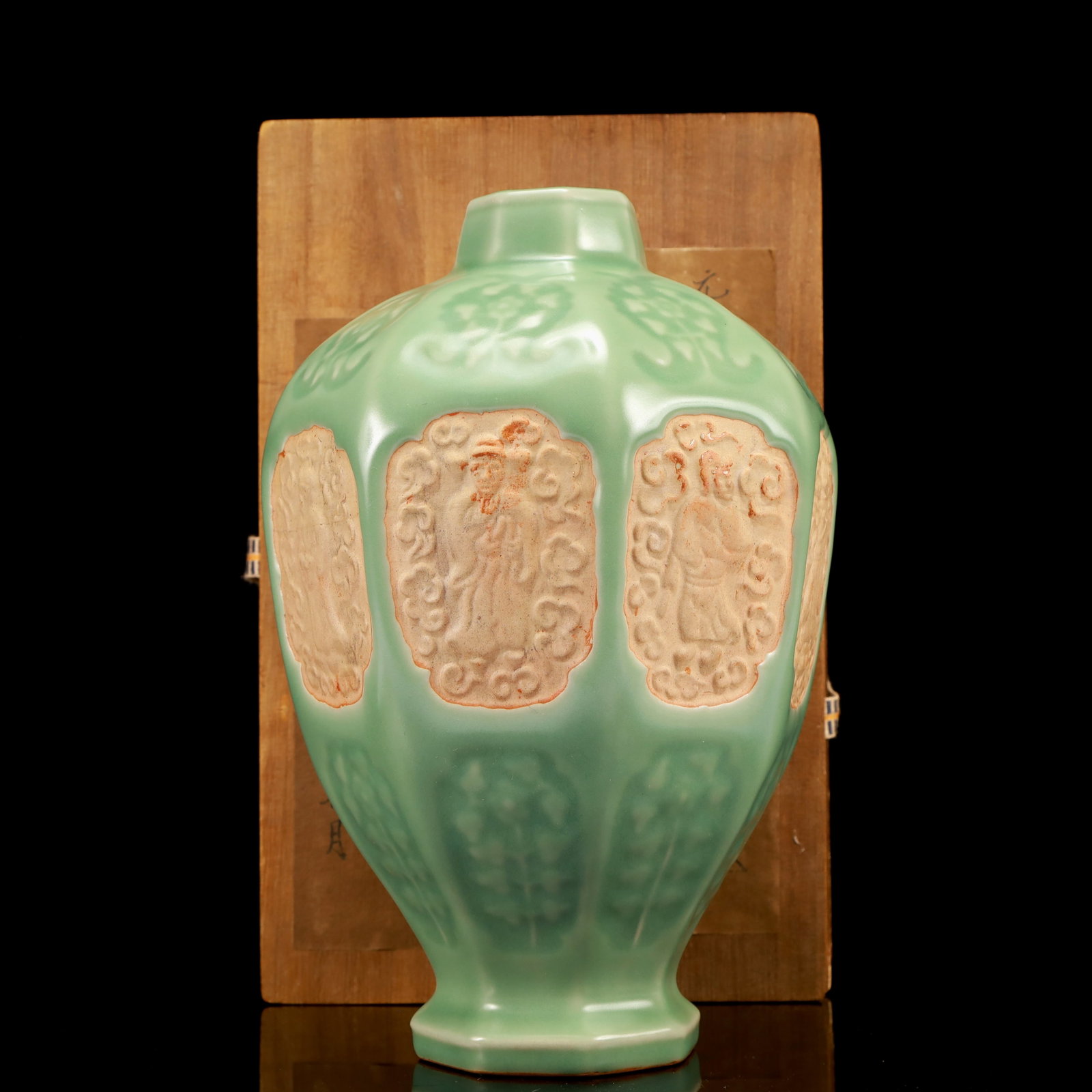 An Exquisite Celadon Glazed Figure Pattern Vase: An Exquisite Celadon Glazed Figure Pattern Vase,Qing Dynasty, China,Royal Court Mark,Size:5.9inx9.8inx9.1in 青釉人物纹瓶,中国清代,宫&#