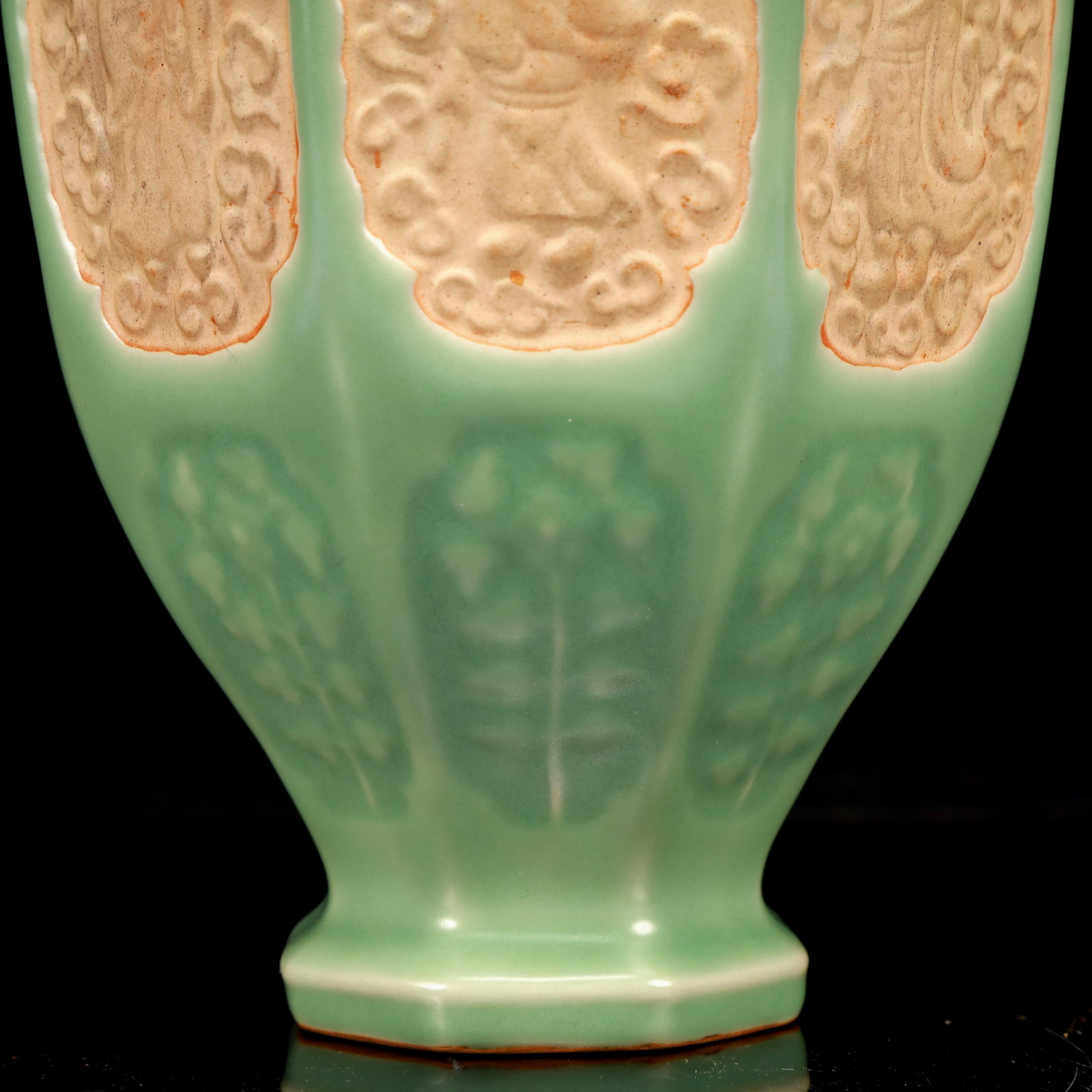 An Exquisite Celadon Glazed Figure Pattern Vase - 4