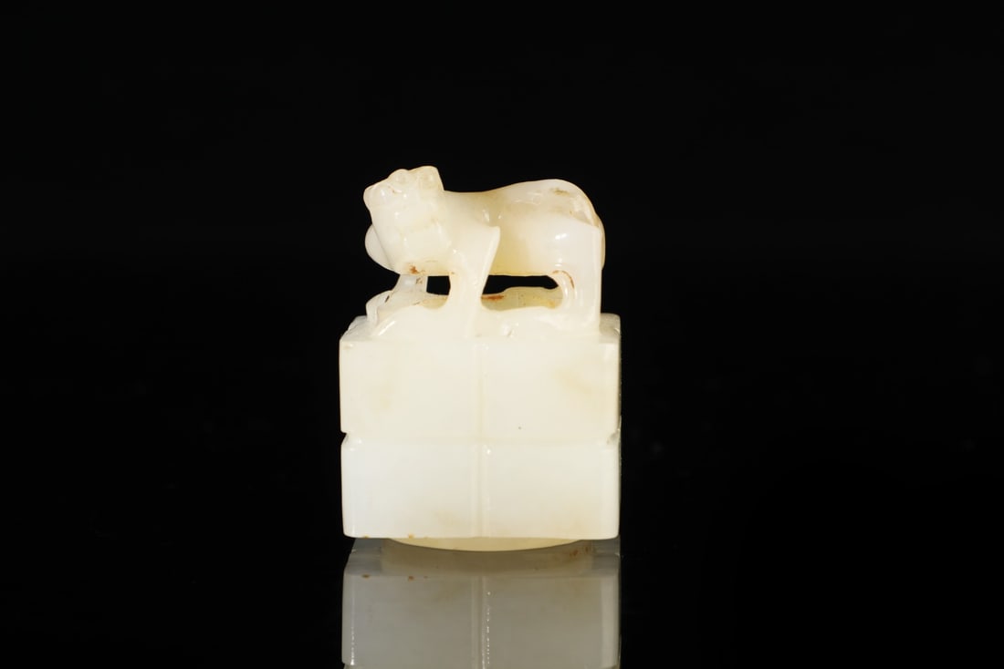 An Exquisite White Jade Auspicious Beast Pattern Ornament: An Exquisite White Jade Auspicious Beast Pattern Ornament,Qing Dynasty,China,Size:1.6inx1.2inx1.2in,Weight:55g
