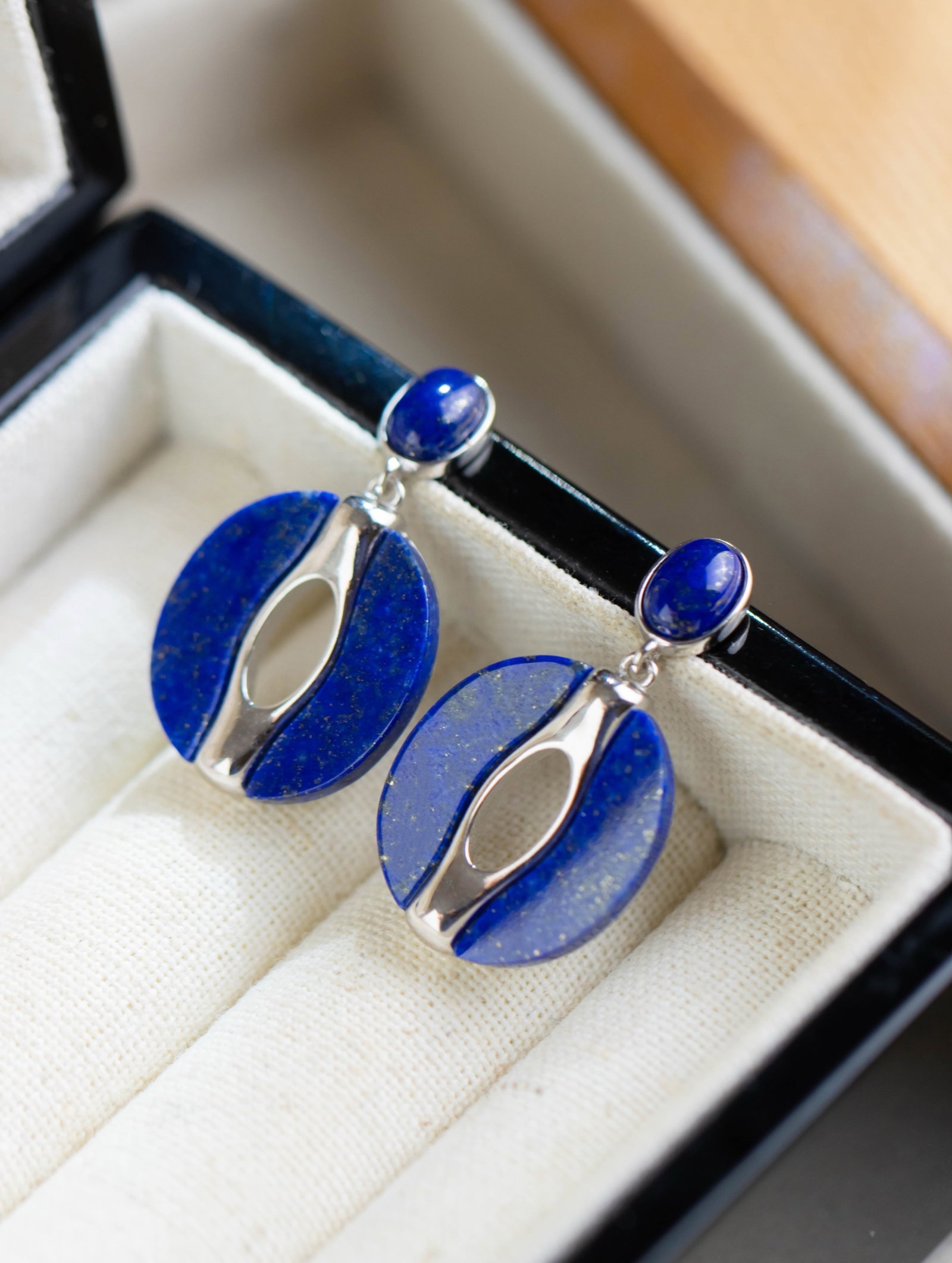 A Pair of Exquisite Sterling Silver Inlaid Lapis Lazuli Earrings: A Pair of Exquisite Sterling Silver Inlaid Lapis Lazuli Earrings 一对纯银镶青金石耳环