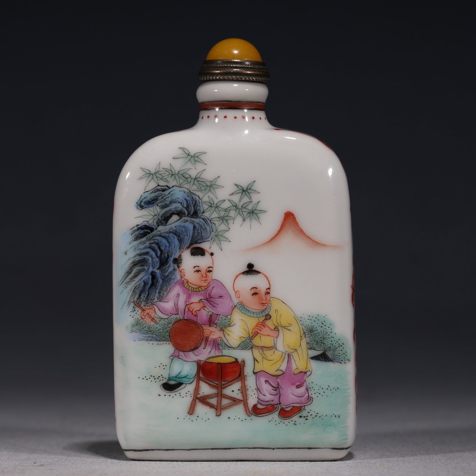 An Exquisite Famille-Rose Boy Offering Longevity Peach-shaped Snuff Bottle: An Exquisite Famille-Rose Boy Offering Longevity Peach-shaped Snuff Bottle,Qing Dynasty, China,Size:2in×0.8in×3.5in 粉彩童子献寿桃式鼻&#