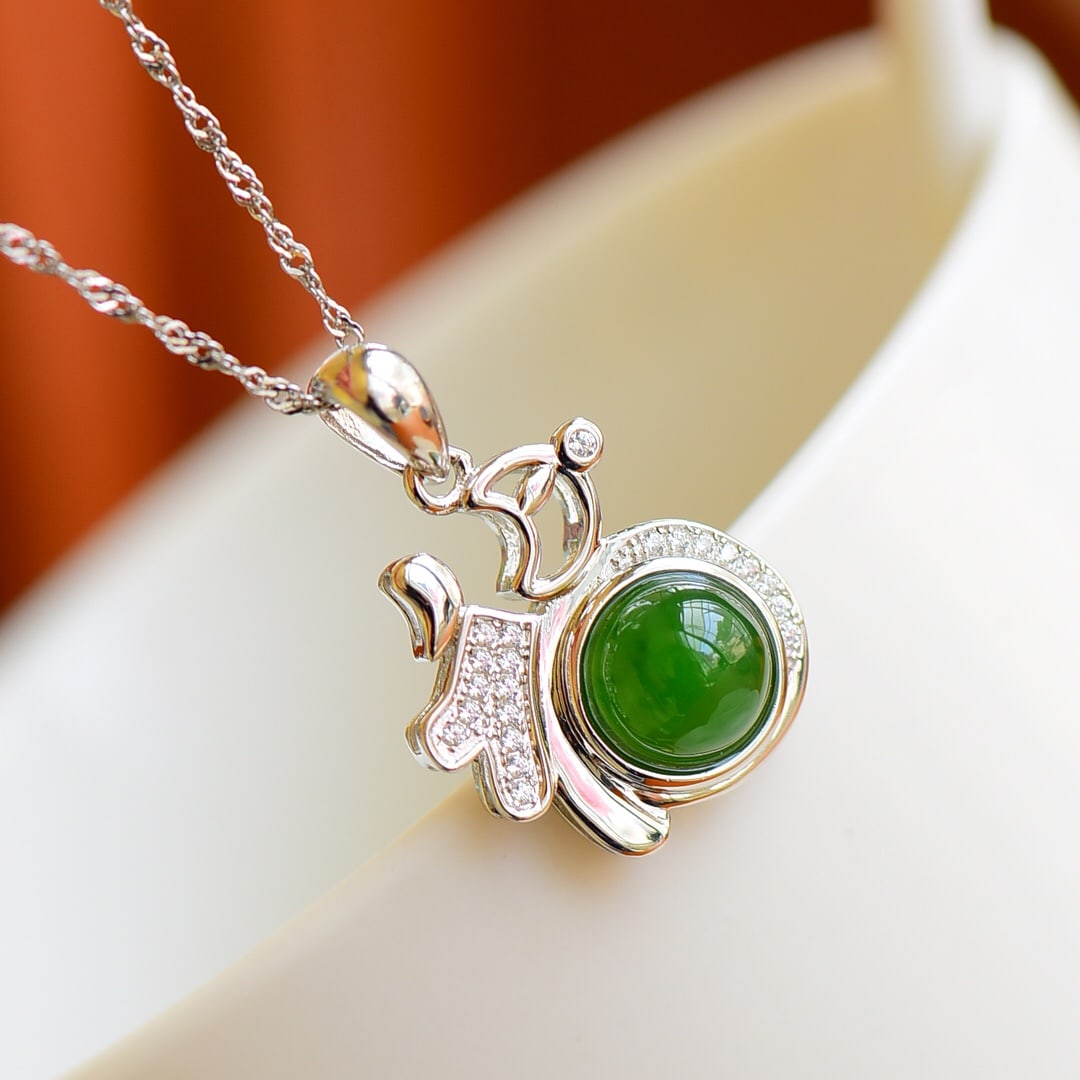 An Exquisite Sterling Silver Inlaid Jasper Necklace,Inlaid Diamond: An Exquisite Sterling Silver Inlaid Jasper Necklace,Inlaid Diamond,Size: 8mmx8mm 纯银镶碧玉项链,嵌钻石