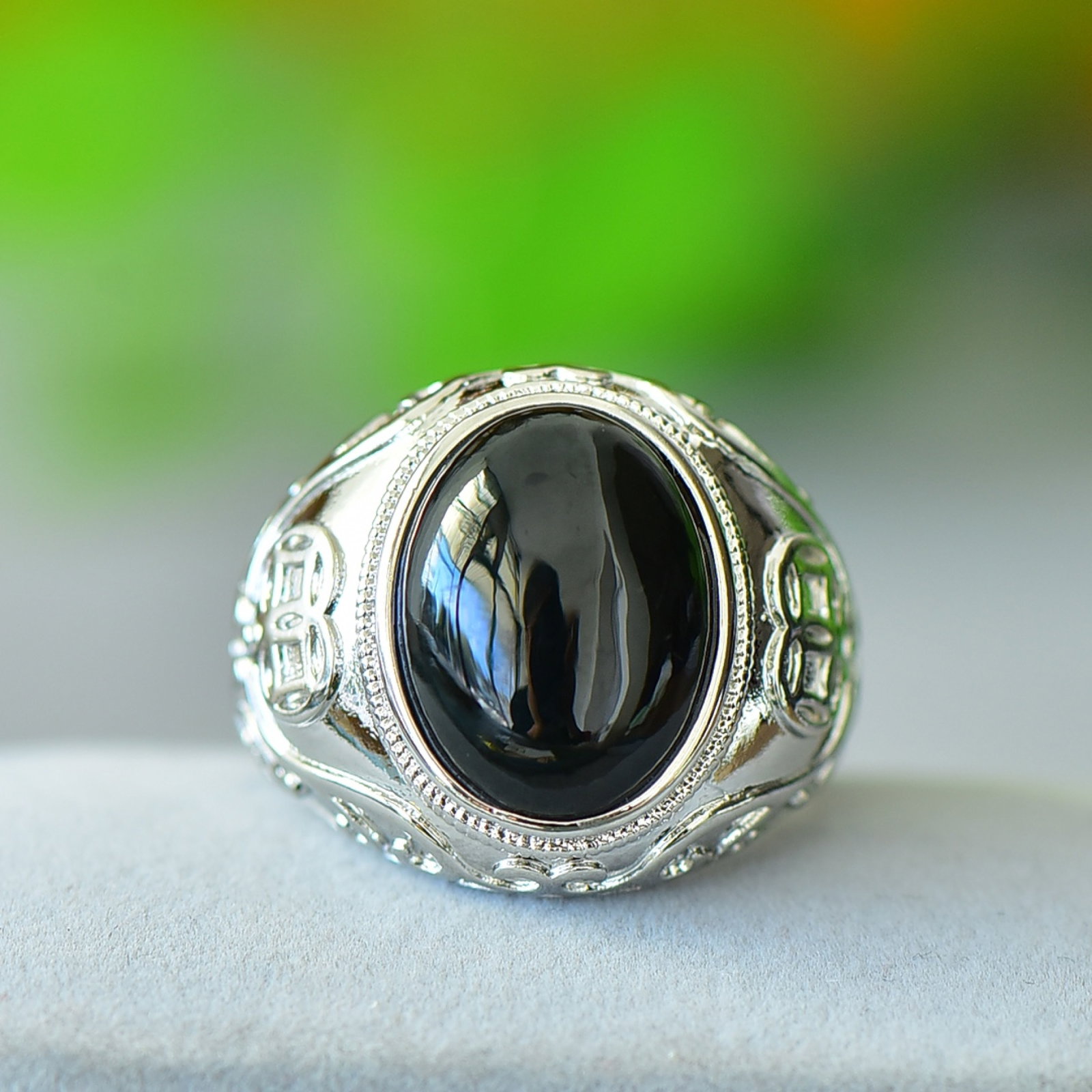 An Exquisite Bronze Inlaid Green Jade Ring: An Exquisite Bronze Inlaid Green Jade Ring,Size:4.7inx6.3in 铜镶青玉戒指