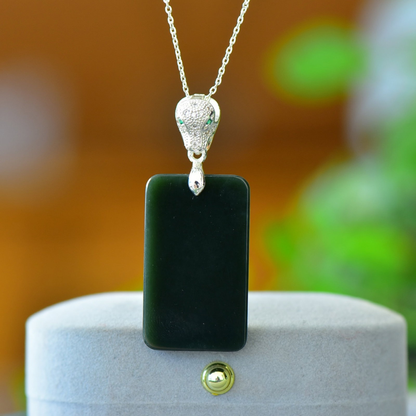 An Exquisite Bronze Inlaid Green Jade Necklace: An Exquisite Bronze Inlaid Green Jade Necklace,Size:20mmx33mm 铜镶青玉项链