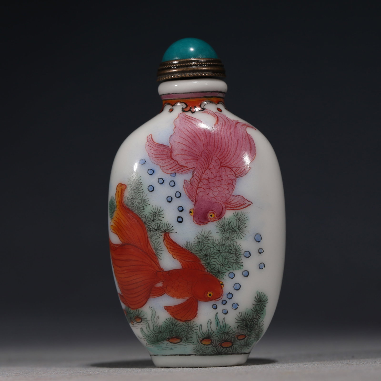 An Exquisite Famille Rose Snuff Bottle With Fish And Aquatic Weed Pattern (1 of 5)