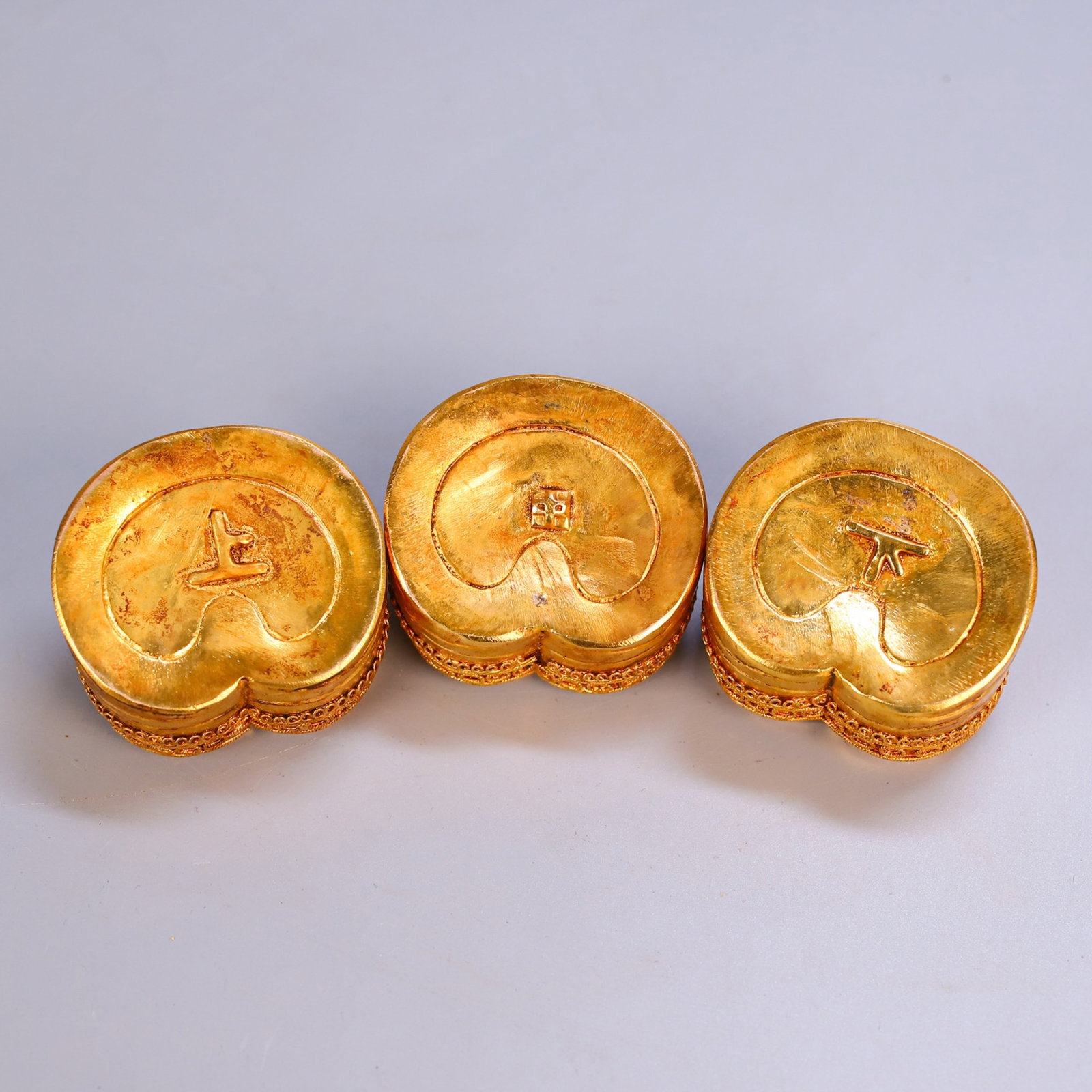 A Set of Fine Gilt Bronze Horse hoofs: A Set of Fine Gilt Bronze Horse hoofs,Qing Dynasty,China,Size:1.9inx2in,Weight:739g 一套铜鎏金马蹄,中国清代
