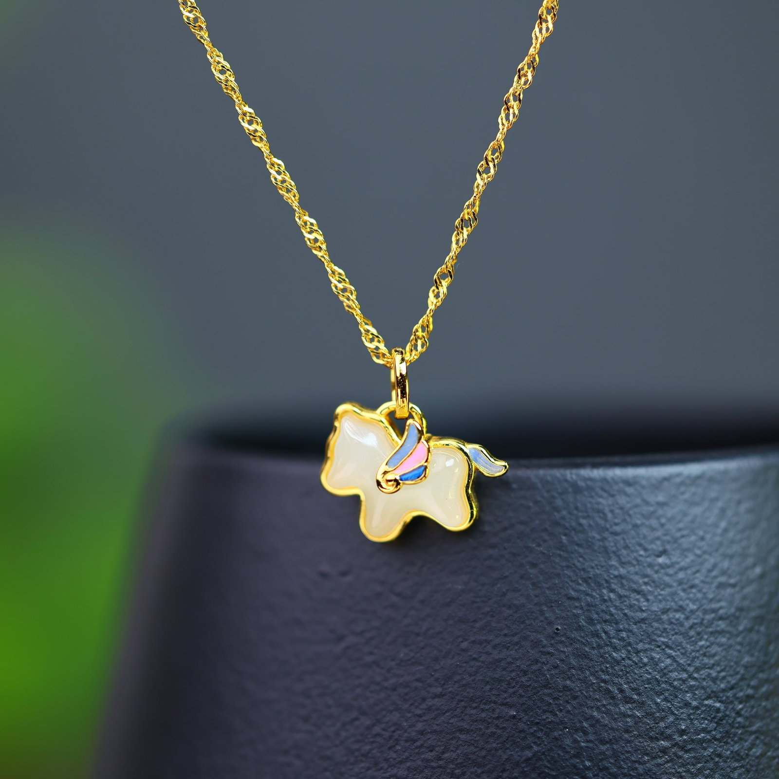 An Exquisite Sterling Silver-Gold Plated Inlaid Jasper Horse Necklace: An Exquisite Sterling Silver-Gold Plated Inlaid Jasper Horse Necklace,Size:9mmx10mm 纯银镀金镶碧玉马项链