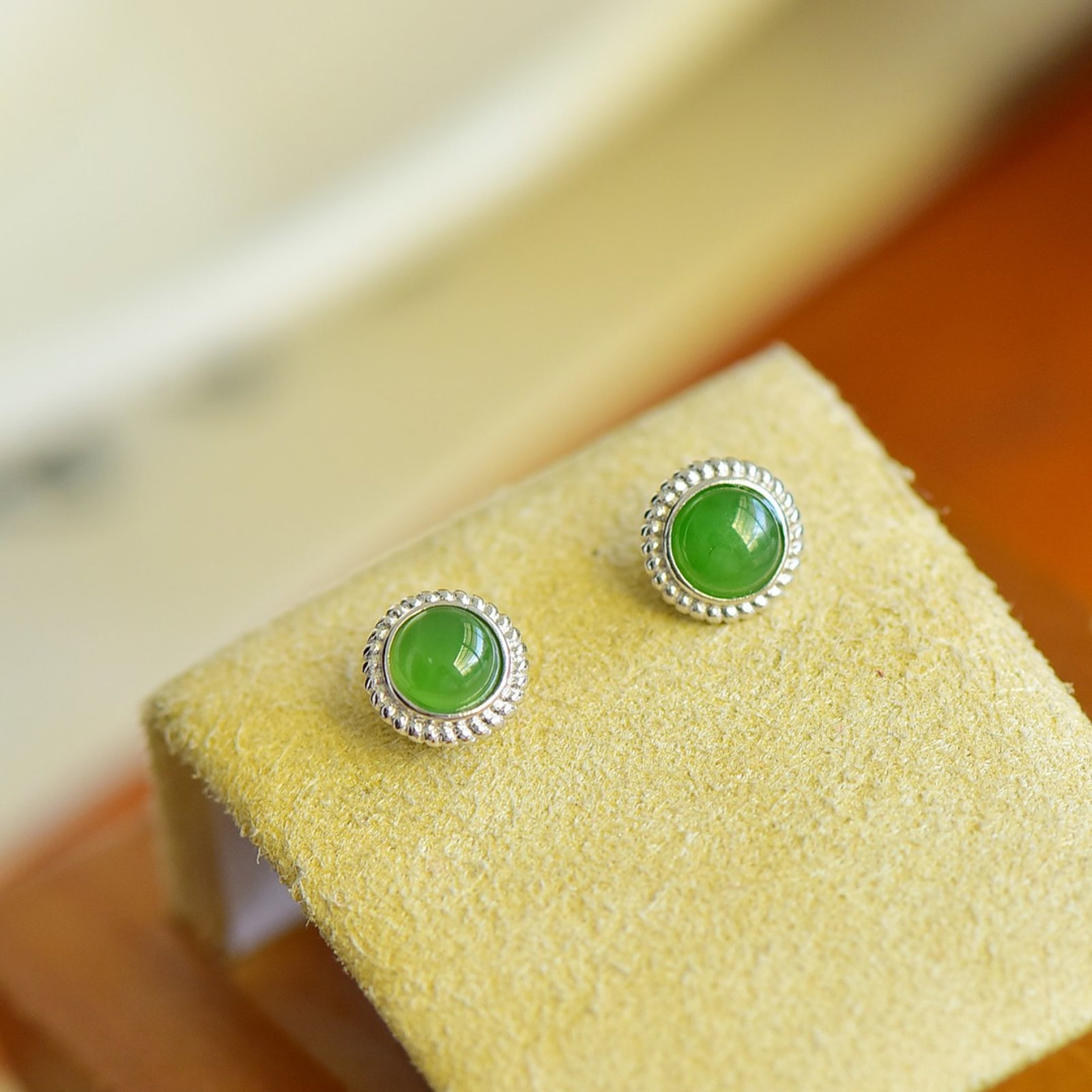A Pair of Exquisite Sterling Silver Inlaid Jasper Earrings: A Pair of Exquisite Sterling Silver Inlaid Jasper Earrings,Size:5mmx5mm 一对纯银镶碧玉耳钉
