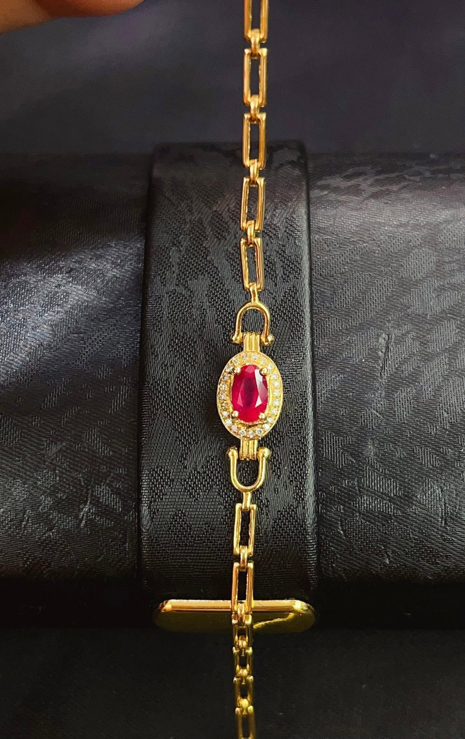 A Exquisite 18k Gold Inlaid 0.75ct Natural Ruby Bracelets,Inlaid Diamond: A Exquisite 18k Gold Inlaid 0.75ct Natural Ruby Bracelets,Inlaid Diamond,Total Weight:2.47g 18k金镶 0.75ct 天然红宝石手链,嵌钻石