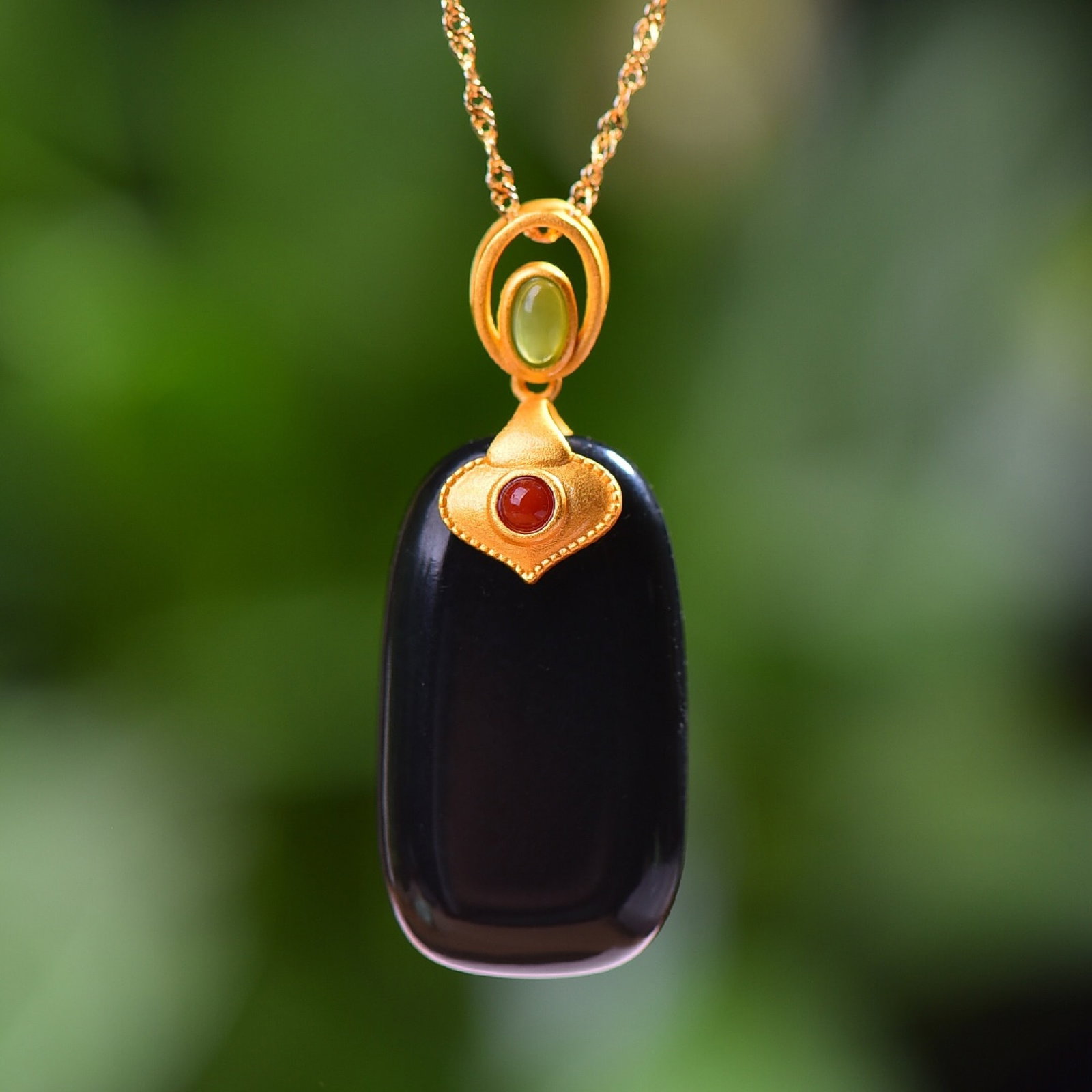 An Exquisite Sterling Silver-Gold Plated Inlaid Black Jade Pendant: An Exquisite Sterling Silver-Gold Plated Inlaid Black Jade Pendant,Size:17mmx30mm 纯银镀金镶黑玉吊坠