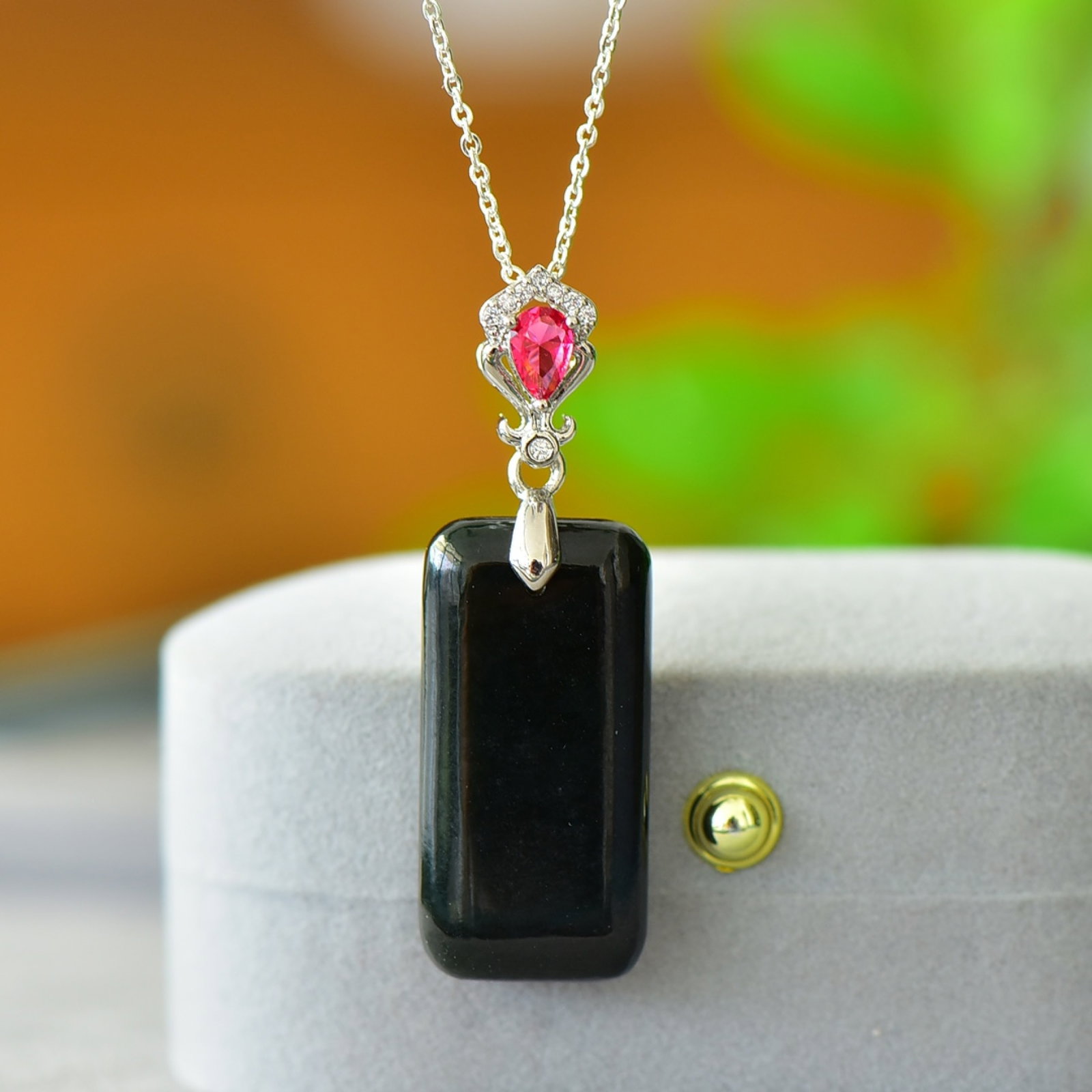 An Exquisite Bronze Inlaid Green Jade Necklace,Inlaid Diamond: An Exquisite Bronze Inlaid Green Jade Necklace,Inlaid Diamond,Size:15mmx30mm 铜镶青玉项链,嵌钻石