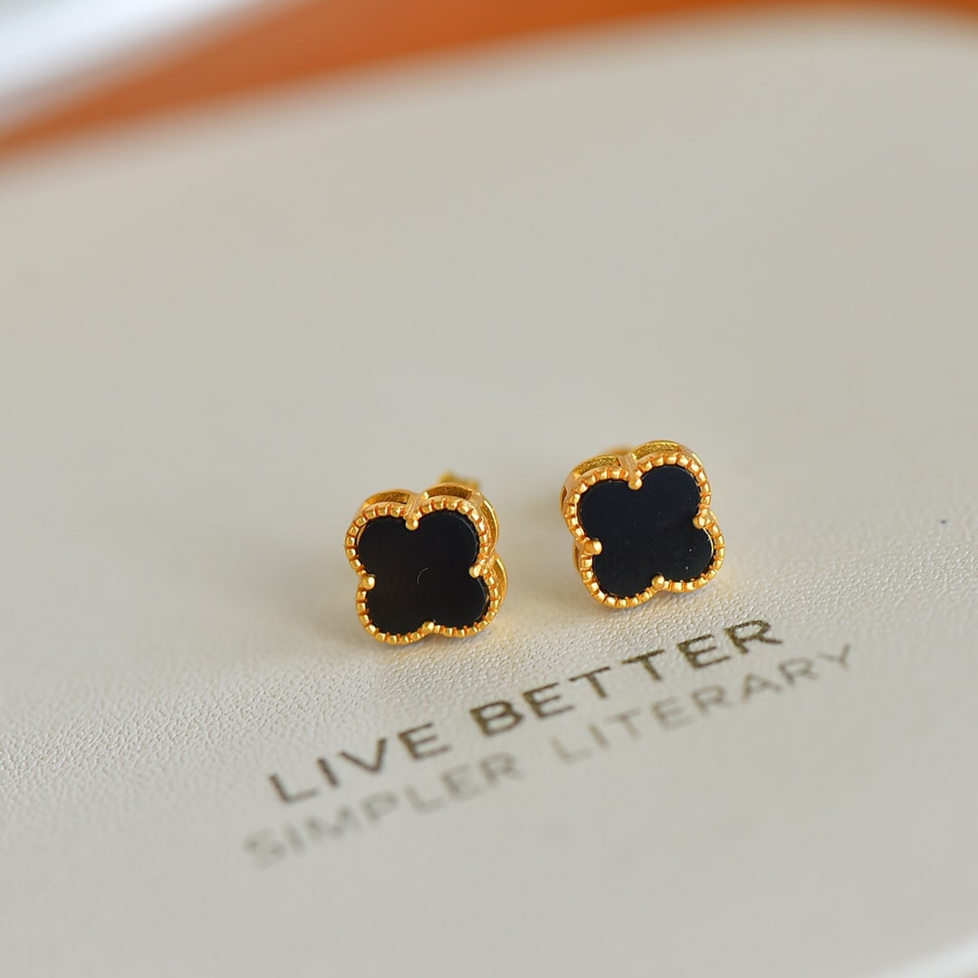 A Pair of Exquisite Sterling Silver-Gold Plated Inlaid Black Jade Jewely: A Pair of Exquisite Sterling Silver-Gold Plated Inlaid Black Jade Jewelry,Size:(Bracelet)12mmx12mm,(Necklace)14mmx14mm,(Ring)10mmx10mm,(Earrings)8mmx8mm 一套纯银镀金
