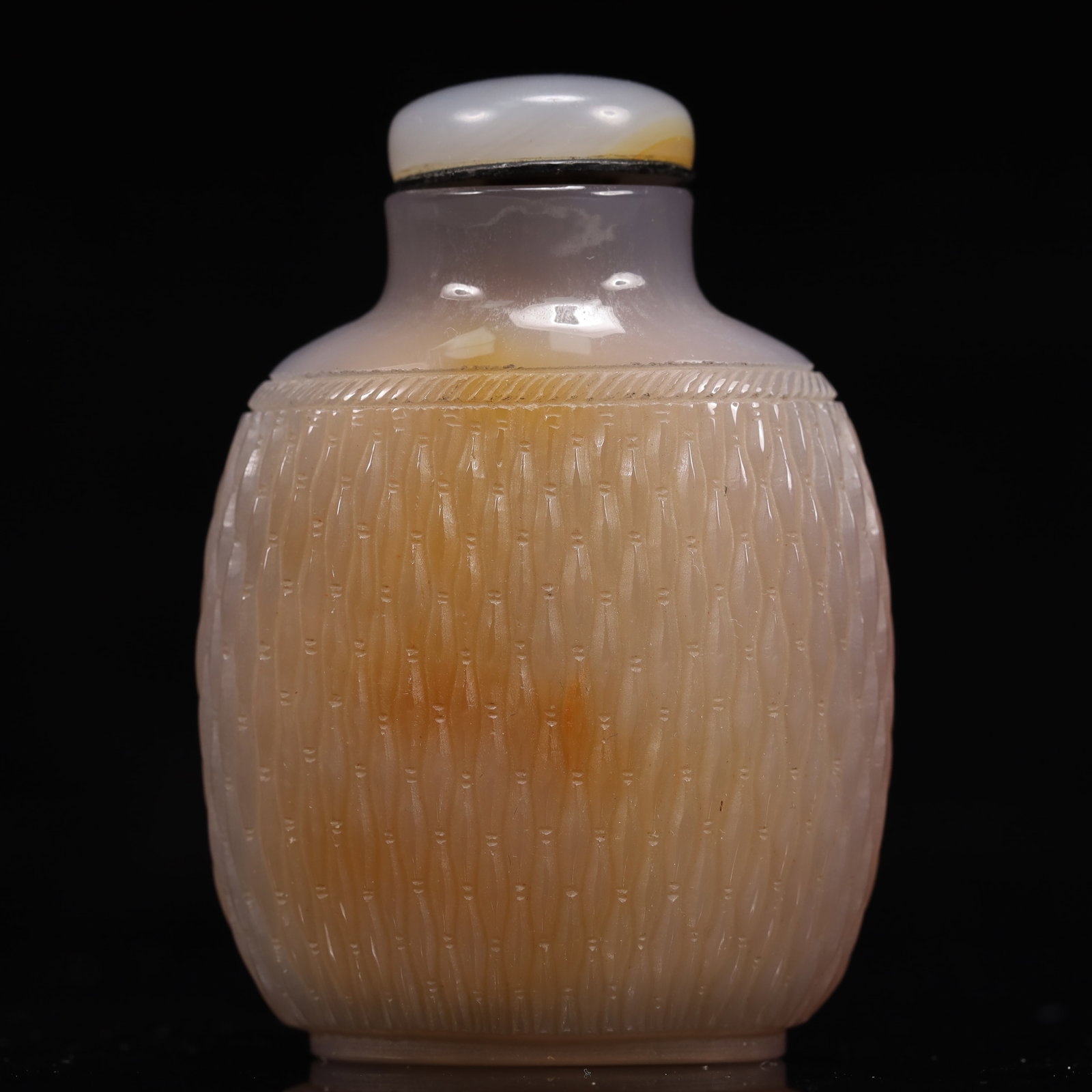 An Exquisite Agate Snuff Bottle: An Exquisite Agate Snuff Bottle,Qing Dynasty, China,Size:2inx1.2inx3in,Weight:80g 玛瑙鼻烟壶,中国清代