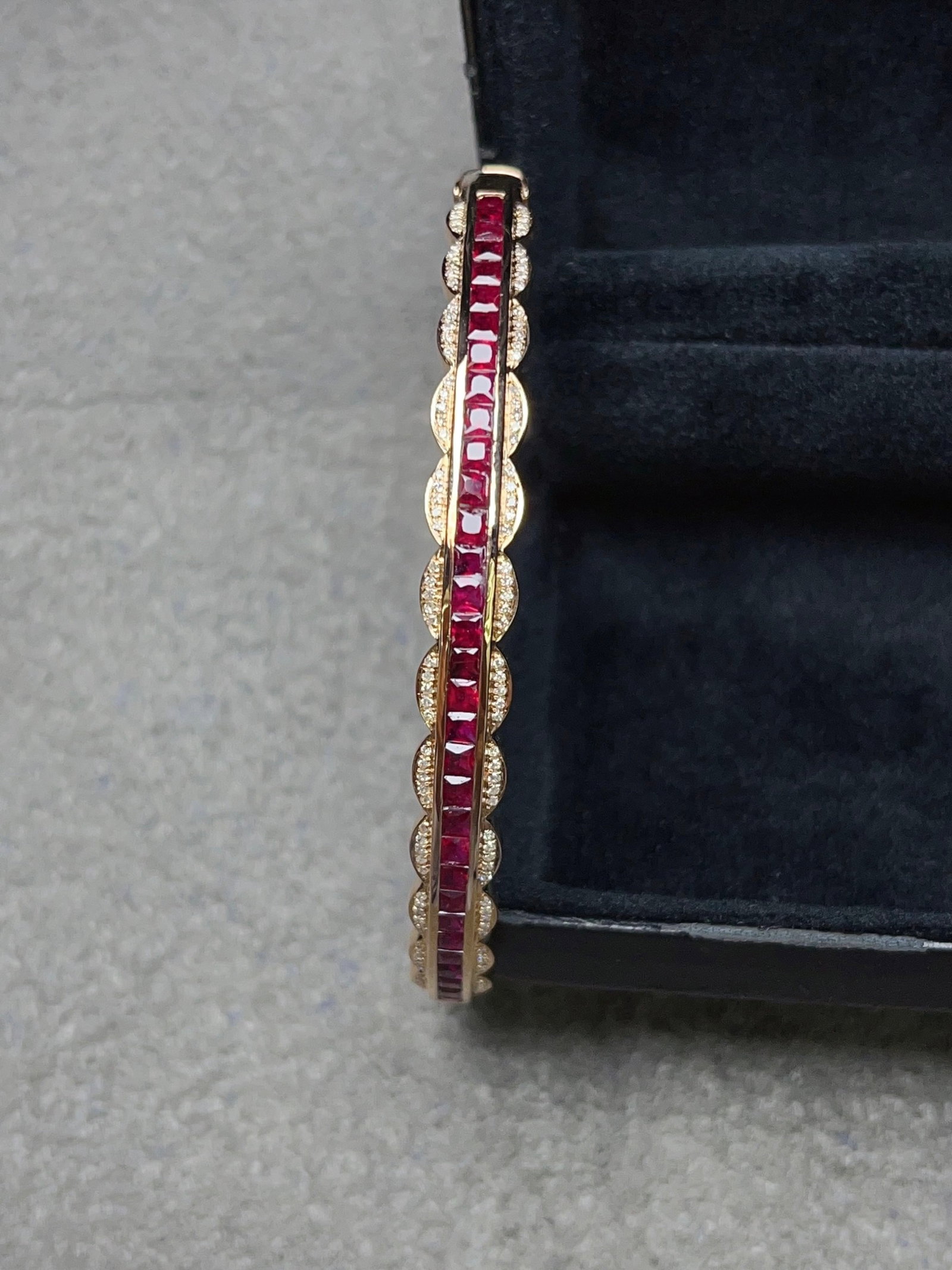 A Exquisite 18k Gold Inlaid 3.85ct Natural Ruby Bracelets,Inlaid Diamond: A Exquisite 18k Gold Inlaid 3.85ct Natural Ruby Bracelets,Inlaid Diamond,Total Weight:8.77g 18k金镶 3.85ct 天然红宝石手镯,嵌钻石