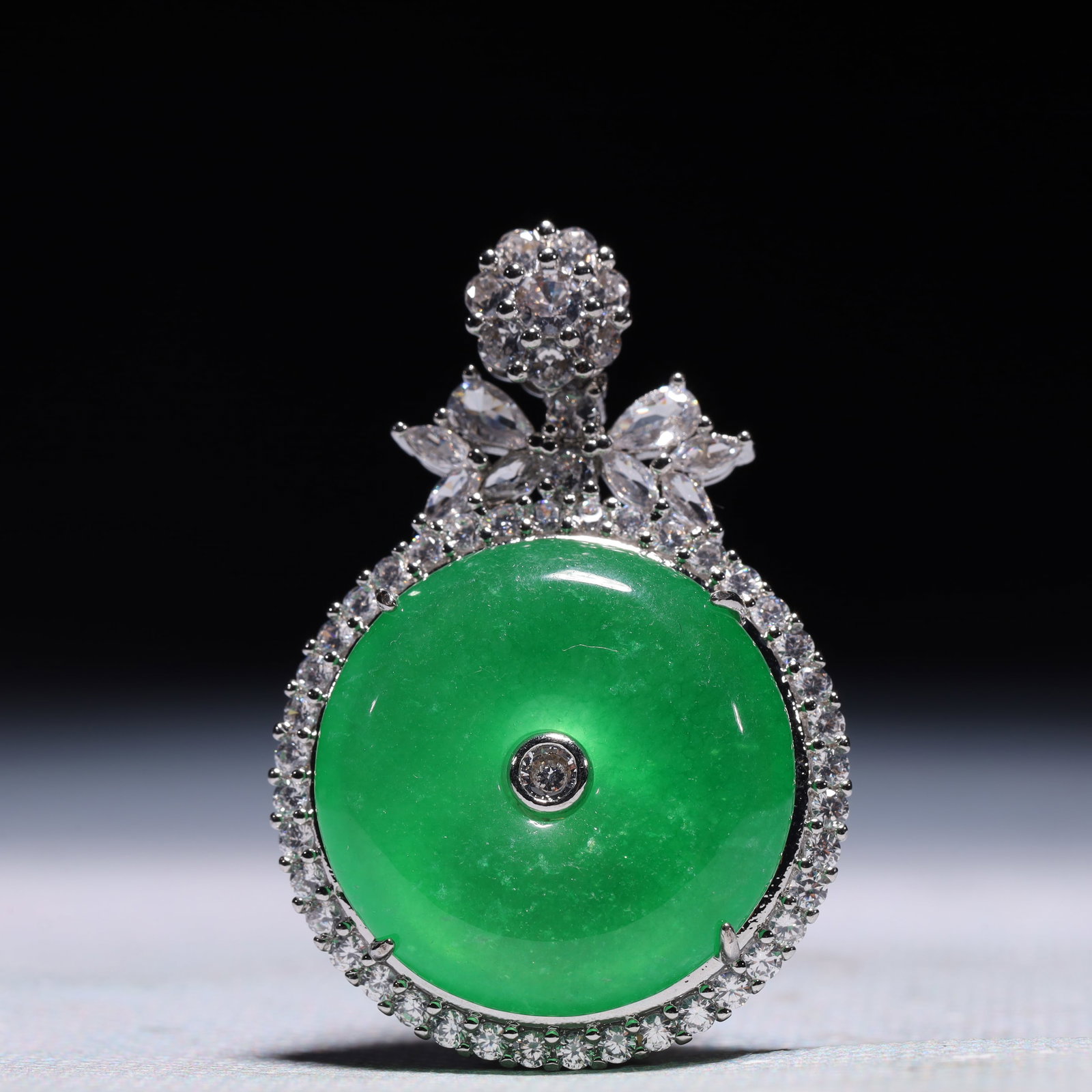 An Exquisite Pendant,Inlaid Gems: An Exquisite Pendant,Inlaid Gems,Size:1.2inx0.4inx1.7in,Weight:17.2g 一个精美的吊坠,镶宝石
