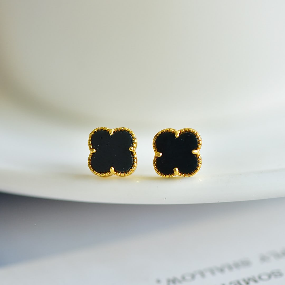 A Pair of Exquisite Sterling Silver-Gold Plated Inlaid Black Jade Earrings: A Pair of Exquisite Sterling Silver-Gold Plated Inlaid Black Jade Earrings,Size:8mmx8mm 一对纯银镀金镶墨玉耳钉