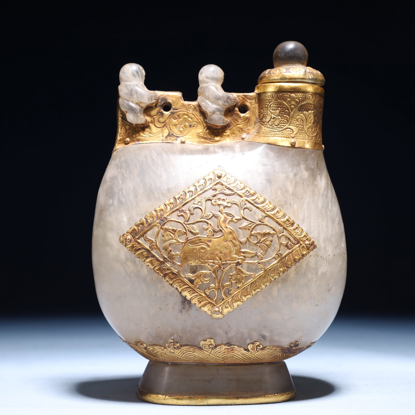 An Exquisite Agate Cover with Gold Deer Pattern Pot: An Exquisite Agate Cover with Gold Deer Pattern Pot,Qing Dynasty,China,Size:4.7inx2.8inx7.9in,Weight:1150g 玛瑙包金鹿纹壶,中国清代