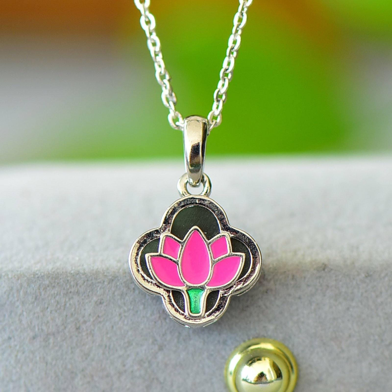 An Exquisite Famille-Rose Ganoderma lucidum Pattern Conjoined bottles: An Exquisite Bronze Inlaid Green Jade Flower Pattern Necklace,Size:3.9inx3.9in 铜镶青玉花卉纹项链
