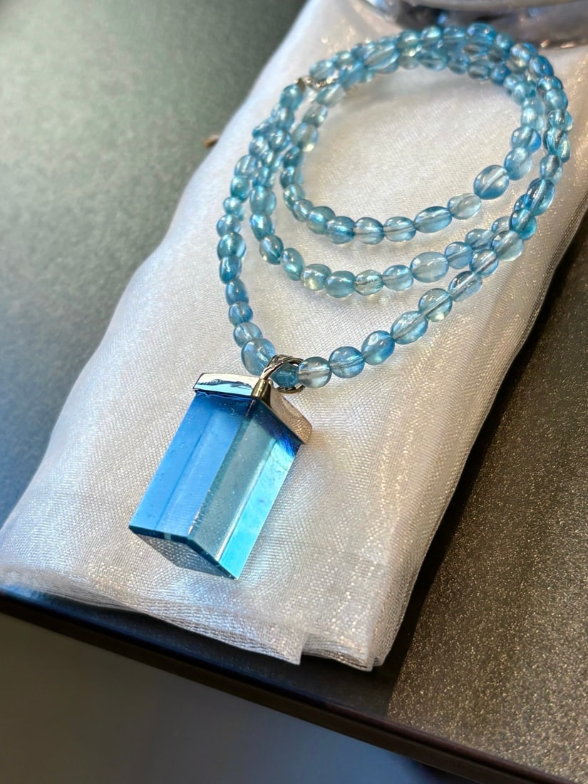 An Exquisite Blue and White Lotus Pattern Dragon Pattern Ewer: An Exquisite Aquamarine Pendant,Size:22mmx12.3mm,Total Weight:17g 海蓝宝吊坠