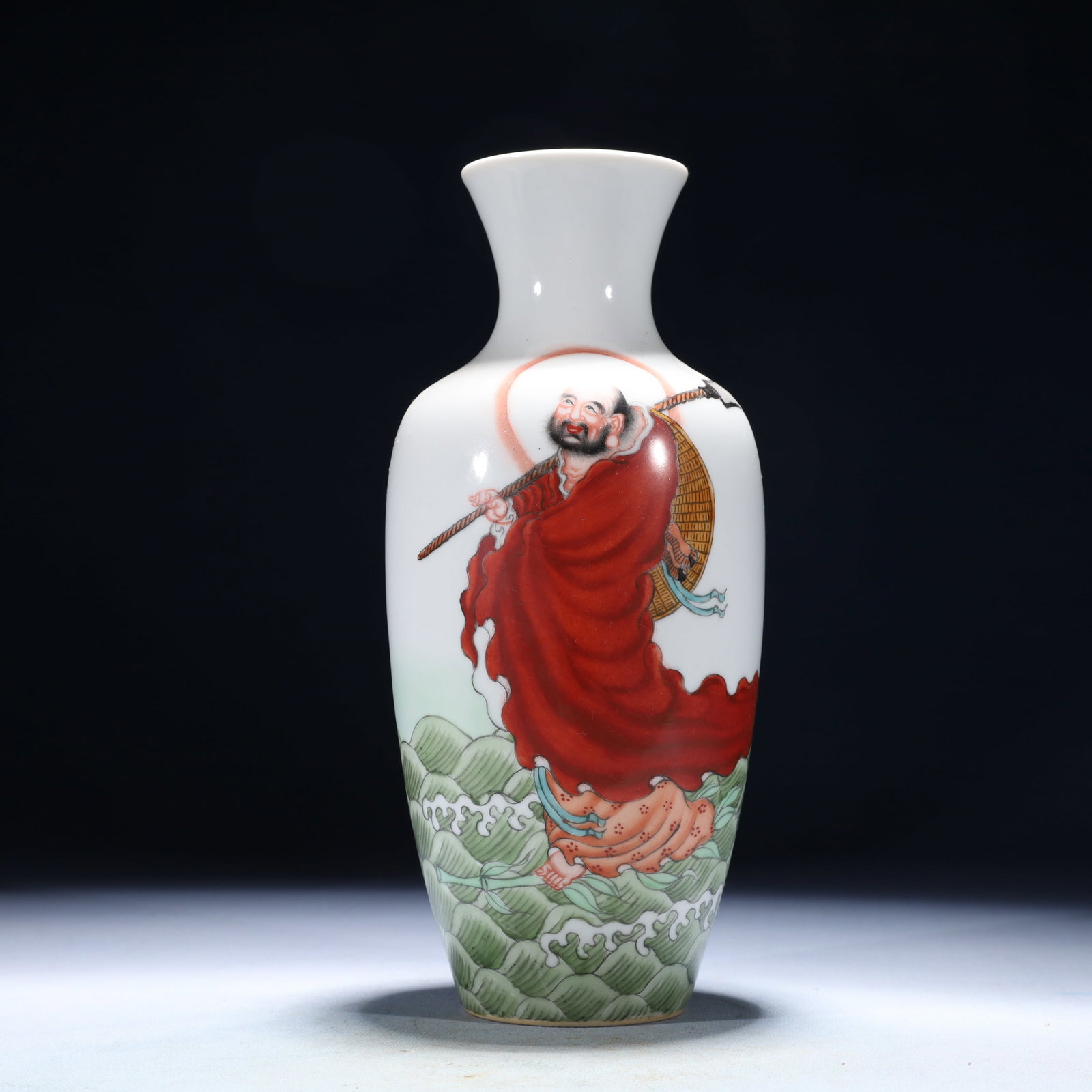 An Exquisite Gilt Figure Pattern Libation Cup: A delicately potted vase painted with a scholarly figure seated in a pavilion attended by a lady, the landscape setting rendered with distant mountains and pines. The base with a six-character Qianlon