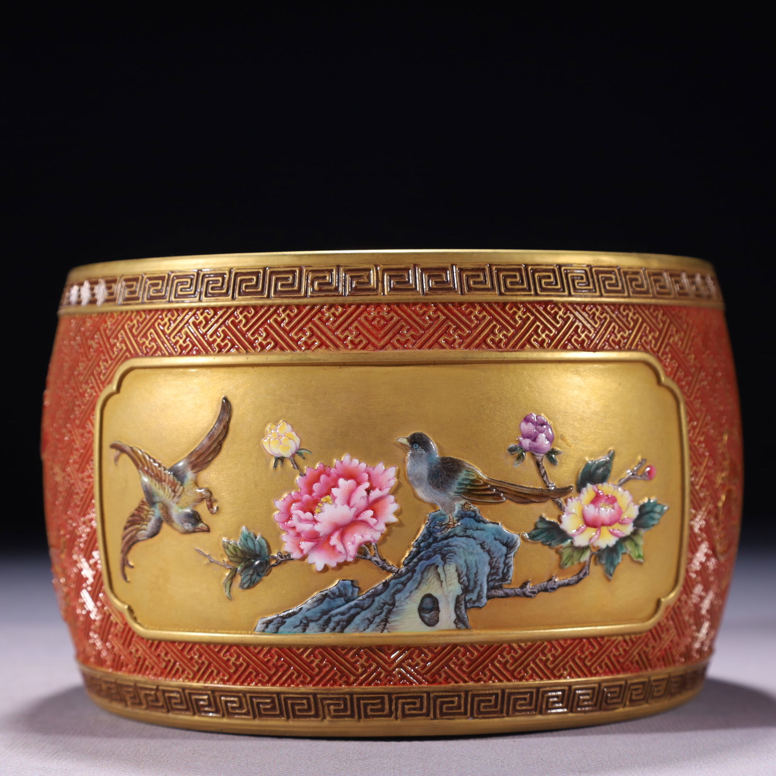 An Exquisite Sapphire Bracelets: An Exquisite Red Glazed Gold Ground Flower and Bird Pattern Jar,Qing Dynasty,China,Qianlong Six-character Mark,Size:5.9inx3.9in,Weight:1150g 红釉金地花鸟纹