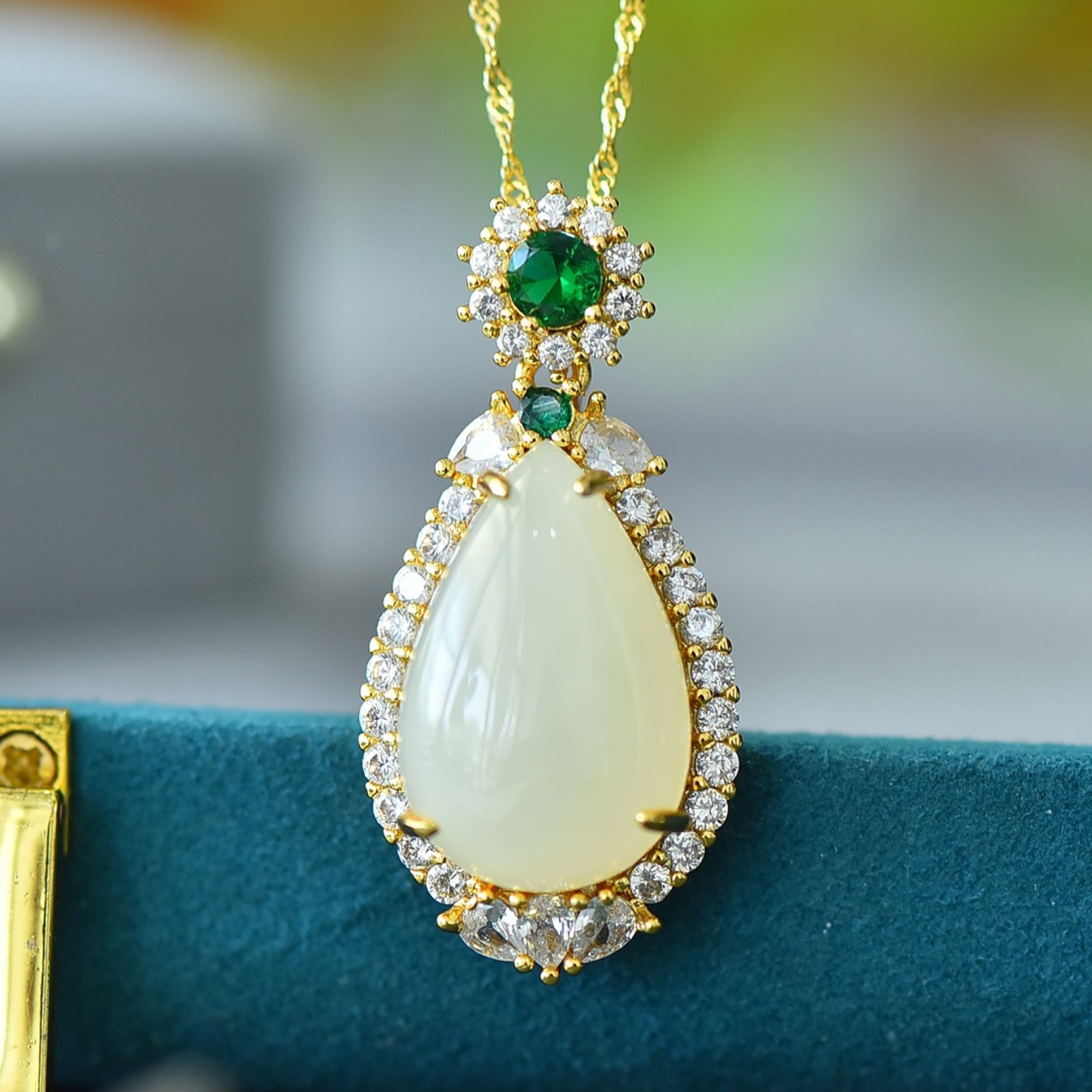 An Exquisite Gilt Silver Horse Ornament: An Exquisite Bronze-Gold Plated Inlaid White Jade Necklace,Inlaid Diamond,Size:15mmx23mm 铜镀金镶白玉项链,嵌钻石