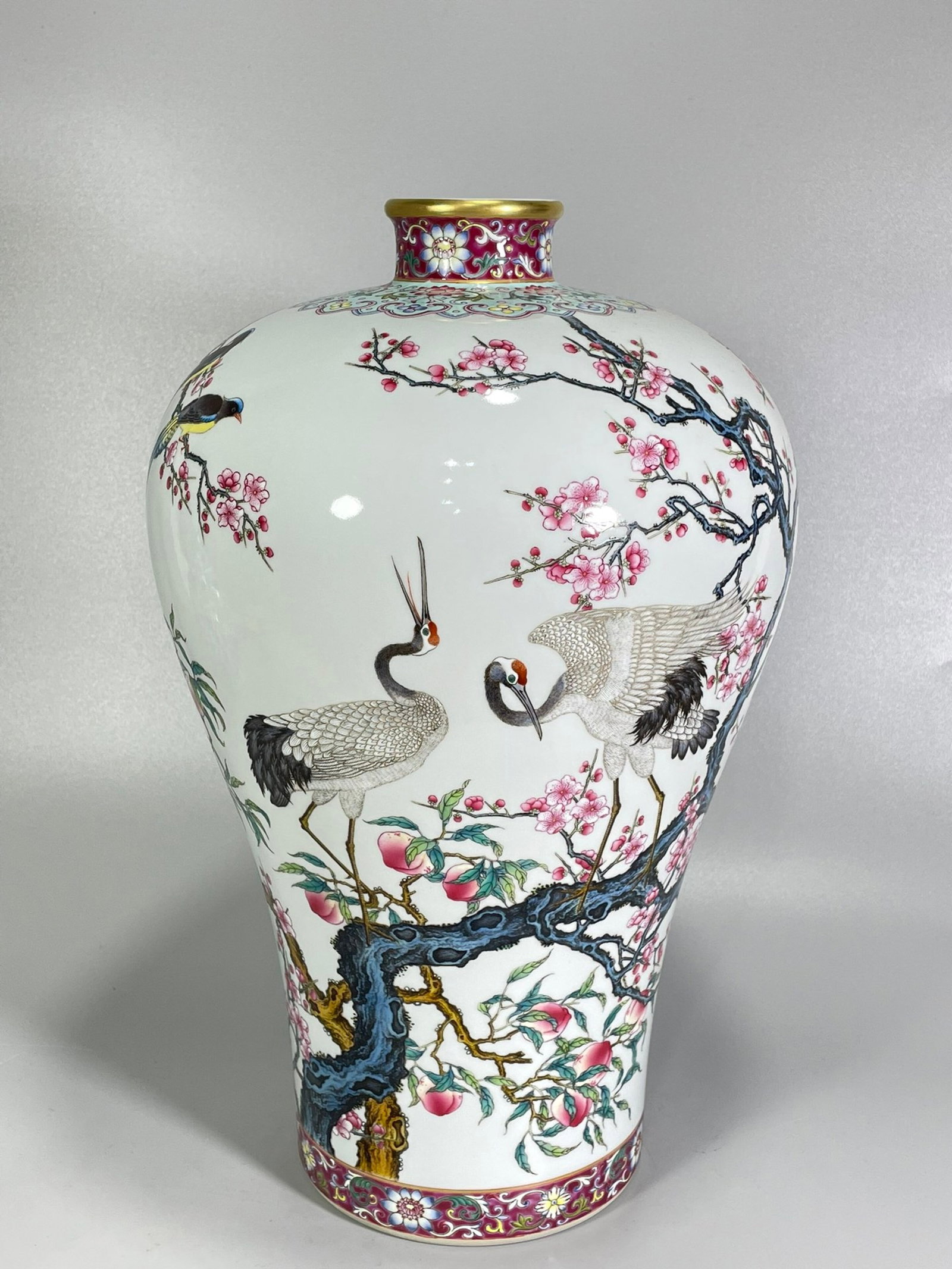 An Exquisite Blue and White Iron-Red Hornwort Pattern Teapot: A Rare Famille-Rose Painted Gold Flower and Crane Pattern Vase,with poem,Qing Dynasty,China,Yongzheng Six-character Mark,Size:15.3inx9.8in 粉彩描金花卉鹤ń