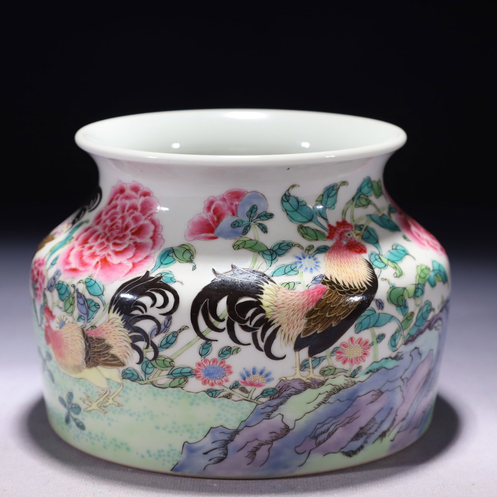 An Exquisite Famille-Rose Bat Peach Fortune Longevity Pattern Snuff Bottle: An Exquisite Famille-Rose Flower and Rooster Pattern Jar,Qing Dynasty,China,Yongzheng Six-character Mark,Size:5.9inx4.3in,Weight:1000g 粉彩花卉鸡纹罐,中
