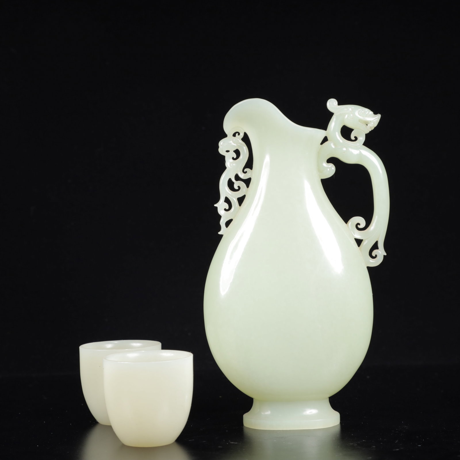 An Exquisite White Jade Beast Ornament: A Set of Exquisite White Jade Dragon Pattern Teapot ,with two small cups,Qing Dynasty, China,Qianlong Four-character Mark,Size:(Cup)1.9inx1.8in,(Vase)3.5inx1.6inx6.3in,Weight:450g 一套