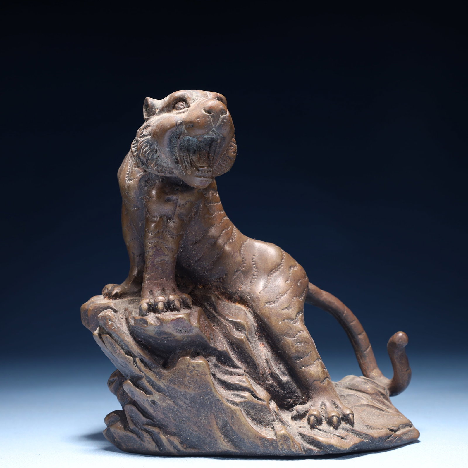 An Exquisite White Jade Bodhisattva Pendant: An Exquisite Bronze Tiger Ornament,Qing Dynasty,China,Size:5.1inx2.8inx5.5in,Weight:1100g 铜老虎摆件,中国清代