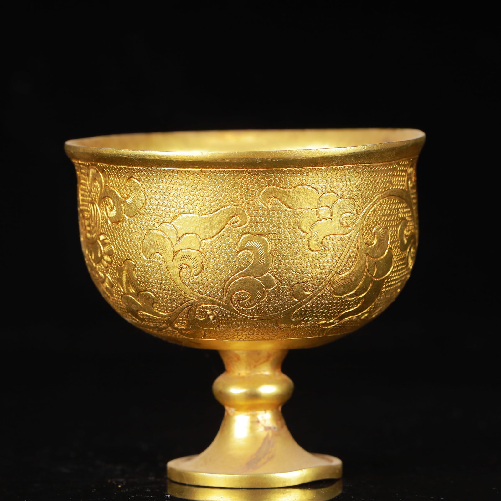 An Exquisite Blue and White Flower Pattern Incense holder: An Exquisite Gilt Bronze Phoenix Pattern Cup,Qing Dynasty,China,Size:3.1inx3in,Weight:223g 铜鎏金凤纹杯,中国清代