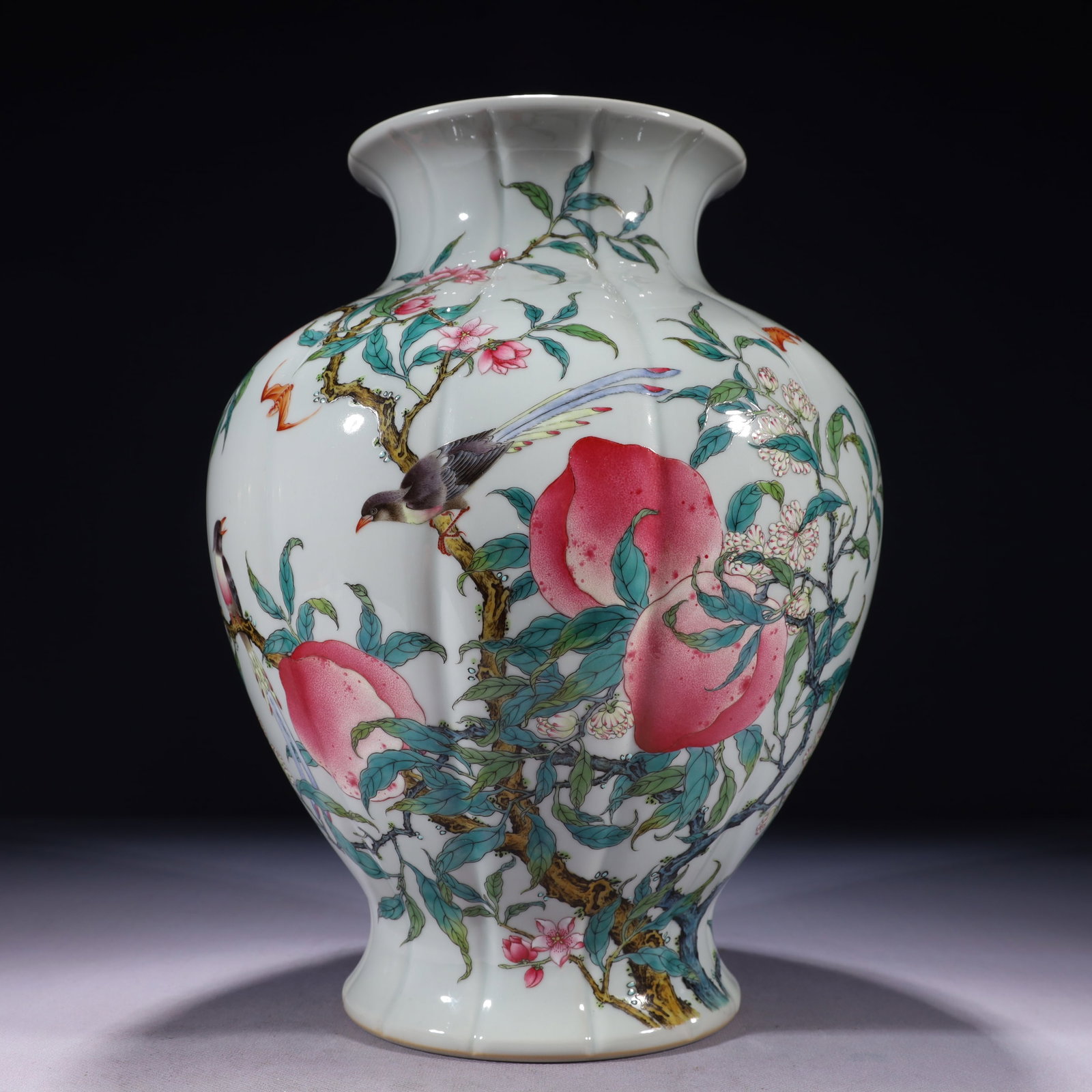 An Exquisite Aquamarine Bracelets: An Exquisite Famille-Rose Bats and Peach Pattern Vase,Qing Dynasty,China,Yongzheng Six-character Mark,Size:9.4inx13.4in,Weight:4900g