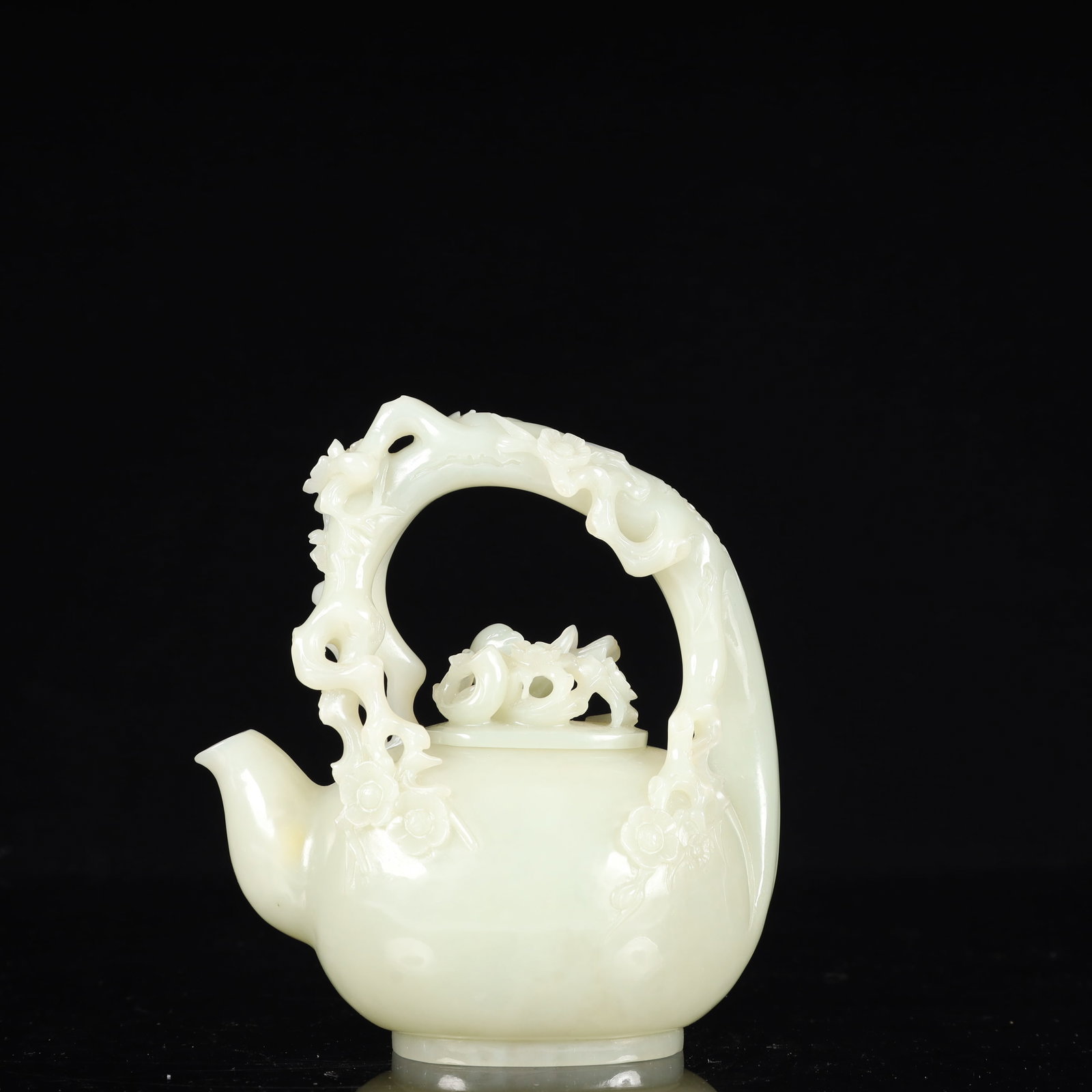 An Exquisite Carved Lacquer Painted Gold Flower Pattern Niche: An Exquisite White Jade Flower and Bird Pattern Teapot,Qing Dynasty, China,Size:5.1inx2.8inx5.5in,Weight:400g 白玉花鸟纹茶壶,中国清代