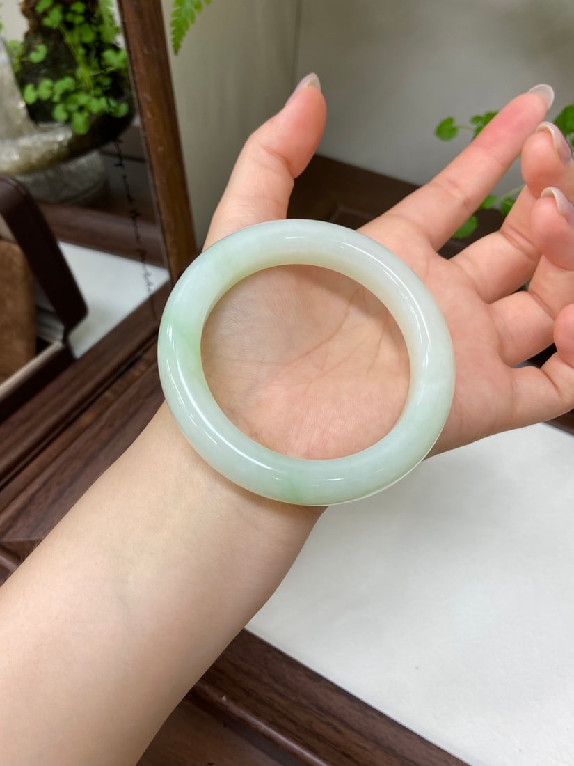 A Fine Hetian Jade 'Cuiqing' Bangle - 3