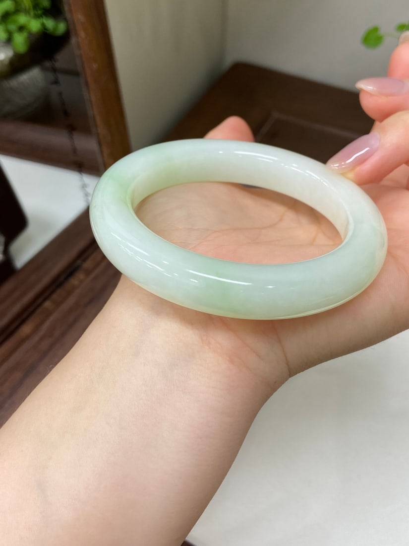 A Fine Hetian Jade 'Cuiqing' Bangle - 4