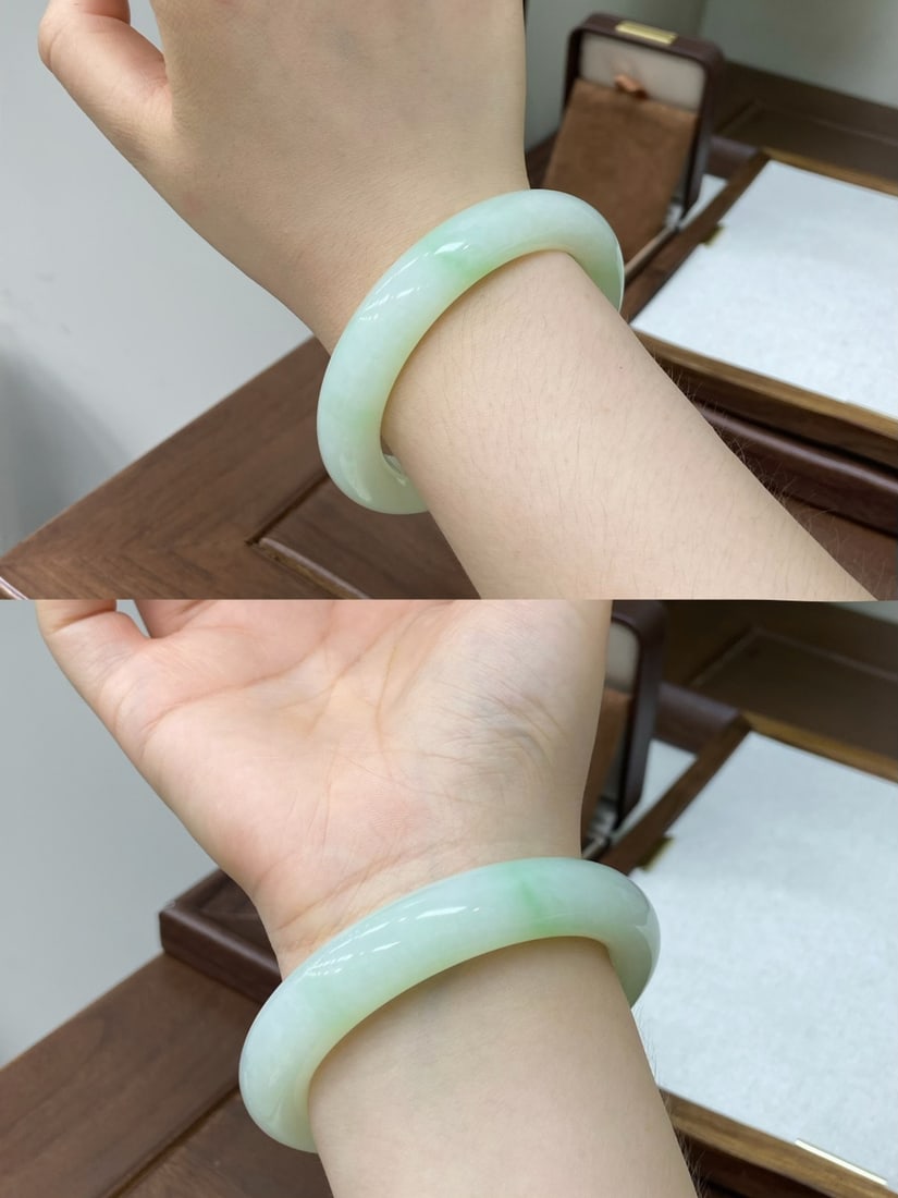 A Fine Hetian Jade 'Cuiqing' Bangle - 6