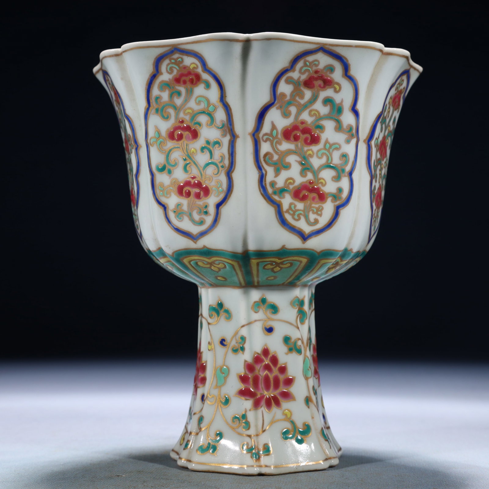 An Exquisite Wucai Lotus Pattern Stem Cup - 4