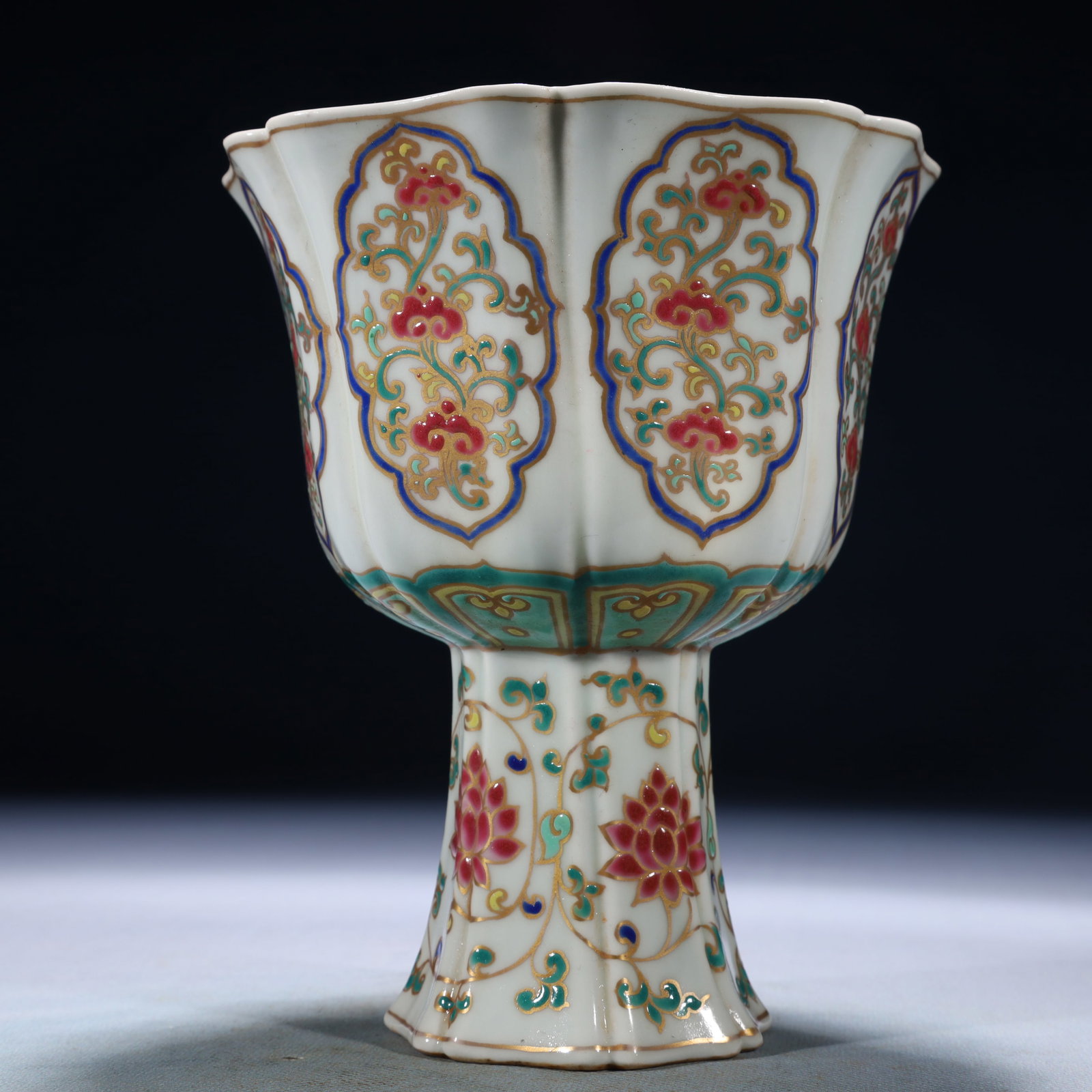 An Exquisite Wucai Lotus Pattern Stem Cup - 6