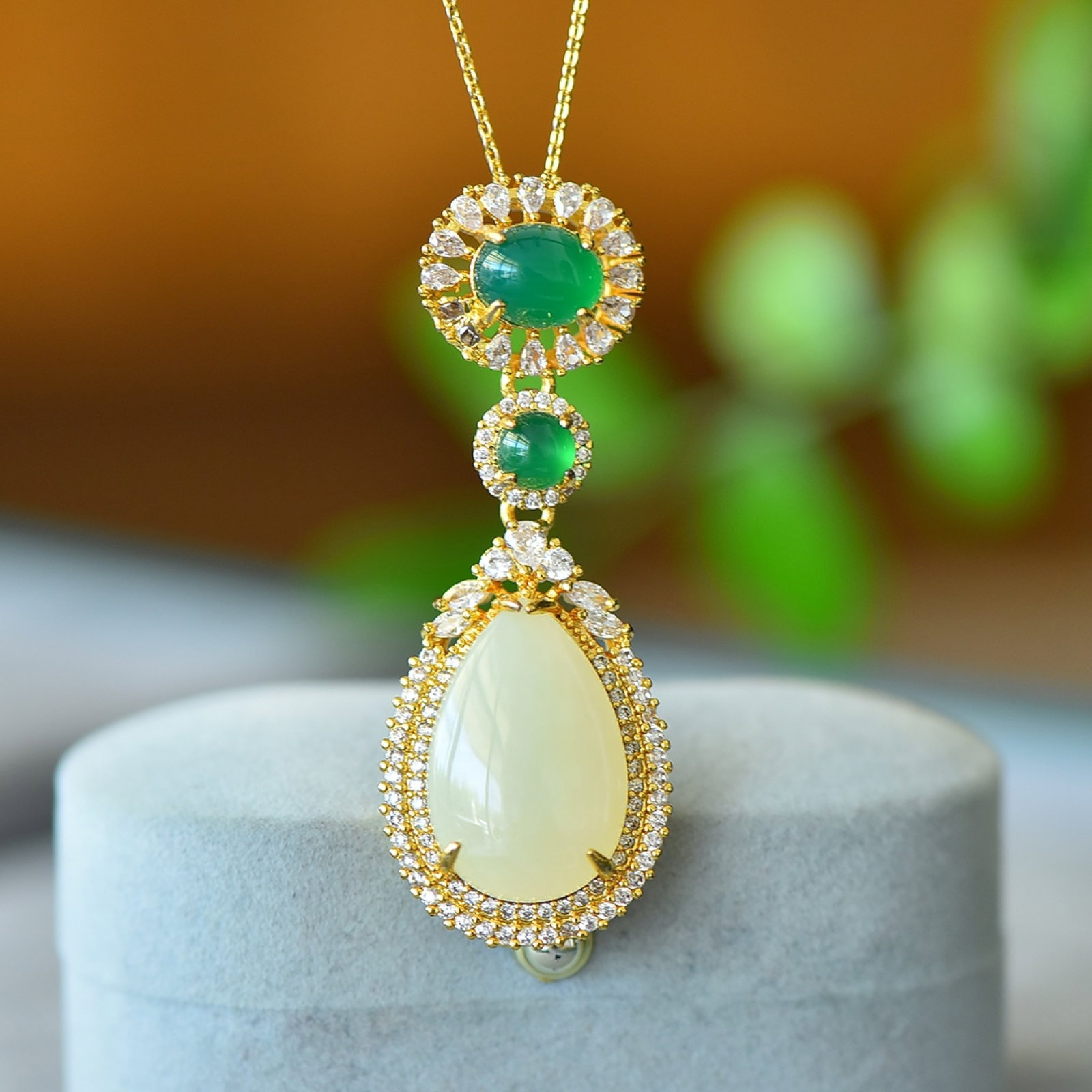 An Exquisite White Jade Dragon and Turtle Ornament: An Exquisite Bronze-Gold Plated Inlaid White Jade Necklace,Inlaid Diamond,Size:15mmx23mm 铜镀金镶白玉项链,嵌钻石