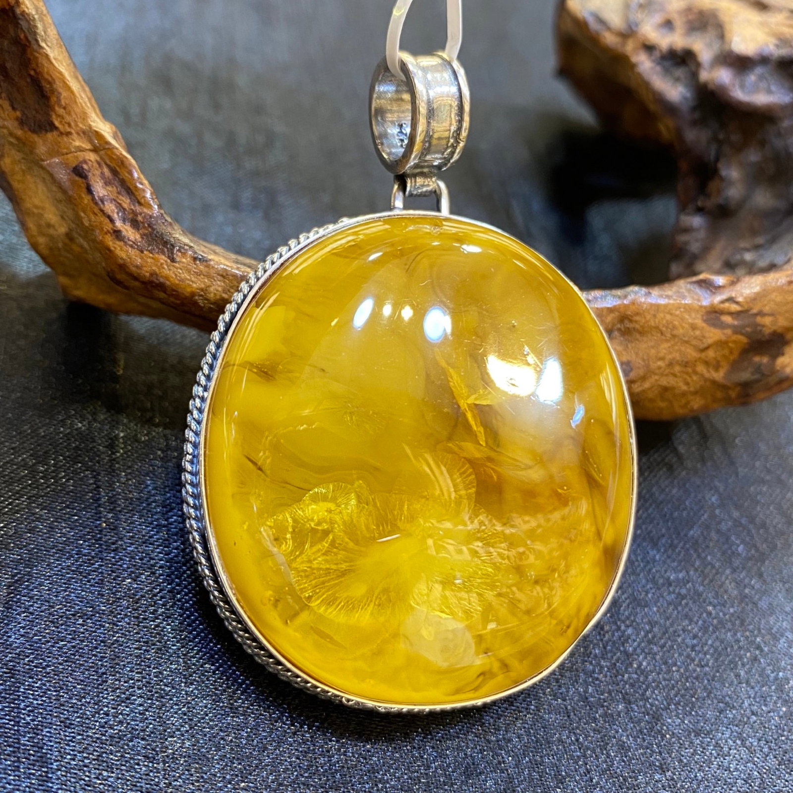 A Solemn Gilt Silver Buddha Statue: An Exquisite Beeswax Inlaid Silver Necklace,Size:39.4mm,Weight:20.1g 蜜蜡镶银项链