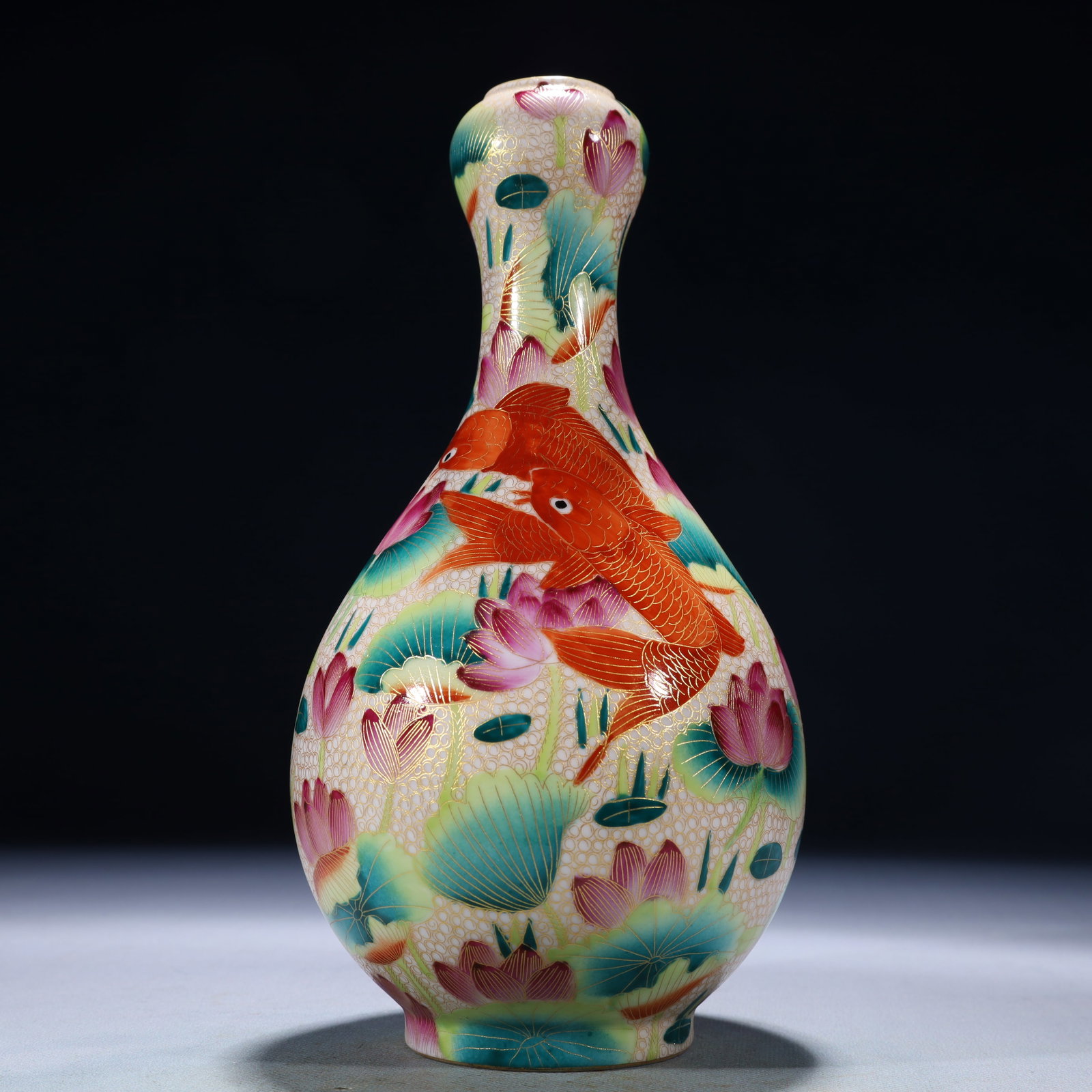 An Exquisite Famille-Rose Bats and Peach Pattern Snuff Bottle: An Exquisite Famille-Rose Flower and Fish Pattern Vase,Qing Dynasty,China,Qianlong Six-character Mark,Size:4.7inx9.4in,Weight:900g 粉彩花卉鱼纹瓶,中