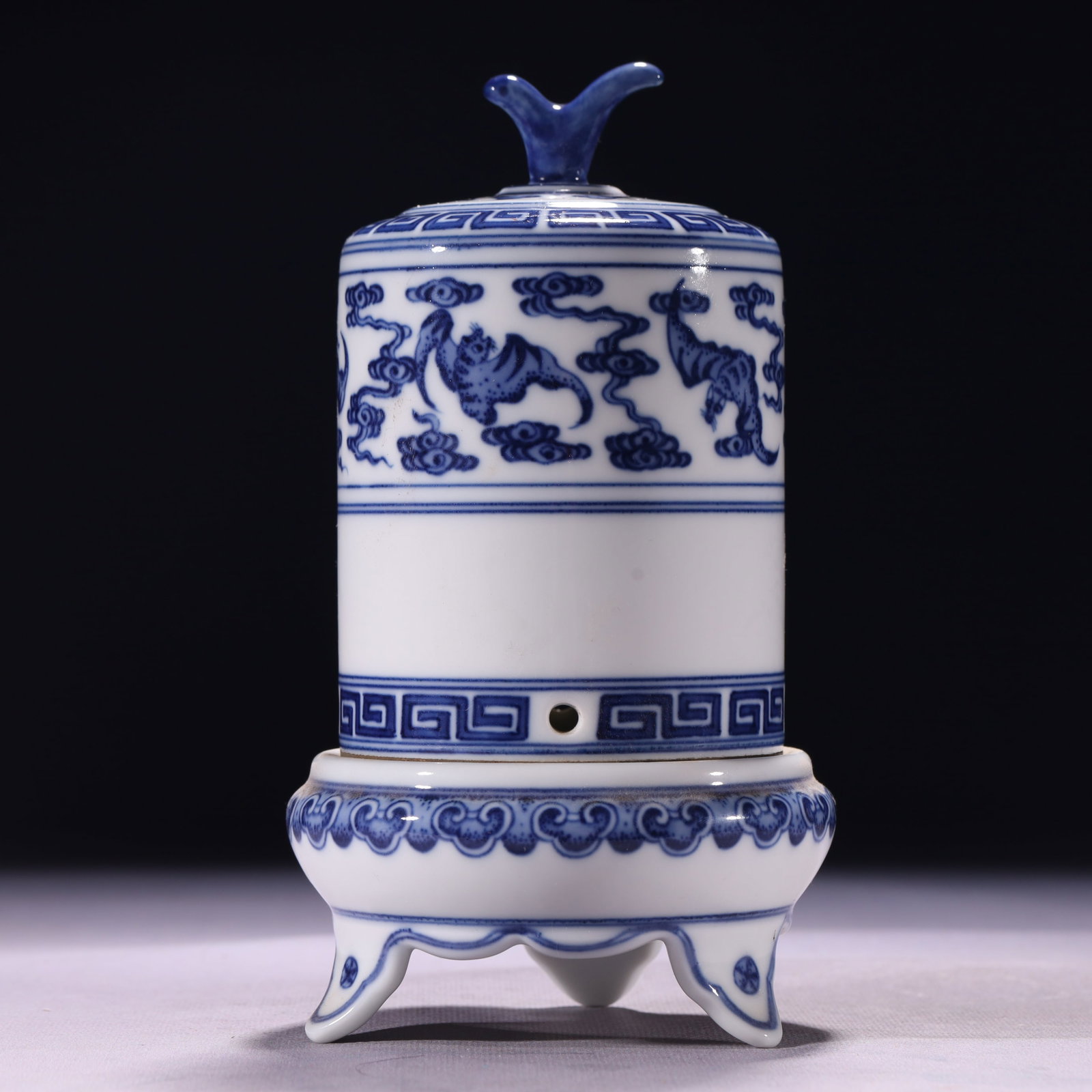An Exquisite Sterling Silver Inlaid Jasper Ring: An Exquisite Blue and White Auspicious Cloud and Bats Pattern Tripod Censer,Qing Dynasty,China,Yongzheng Six-character Mark,Size:4.1inx7.5in,Weight:708g 青花祥云蝙蝠