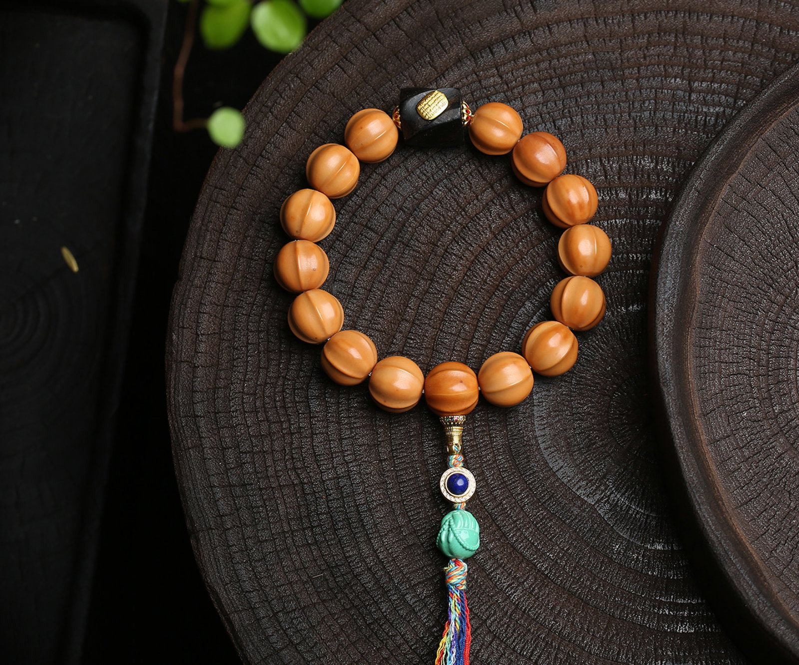An Exquisite Ji Red Glazed Auspicious Cloud and Dragon Pattern Bowl: An Exquisite Walnut Bracelets,Size:15mm,Weight:41g 核桃手串