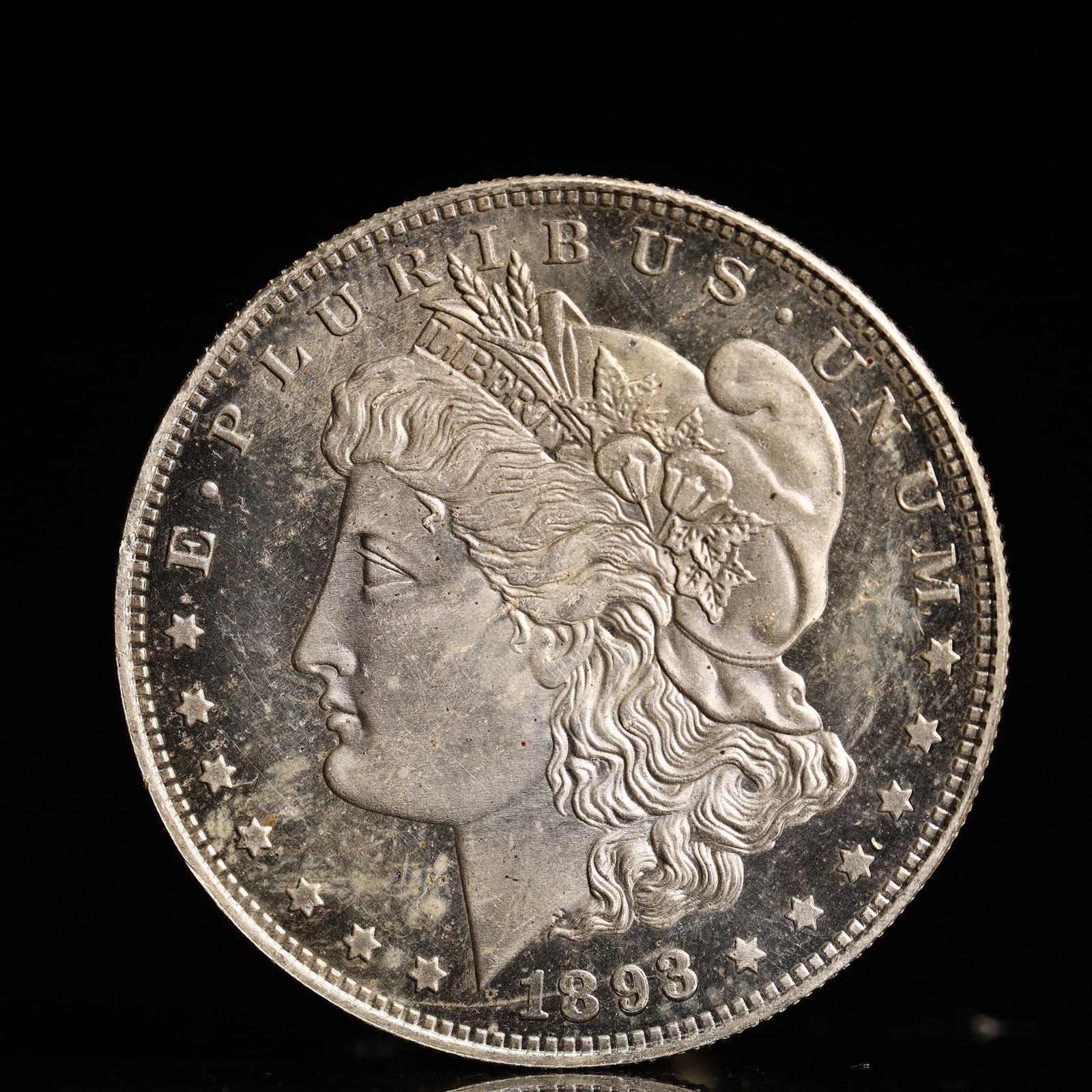 An Exquisite White Jade Landscape Pattern Pendant: Obv: profile bust with date below and E PLURIBUS UNUM legend and stars around. Rev: eagle with In God we trust above within wreath with UNITED STATES OF AMERICA ONE DOLLAR legend. IN GOD WE TRUST / LI