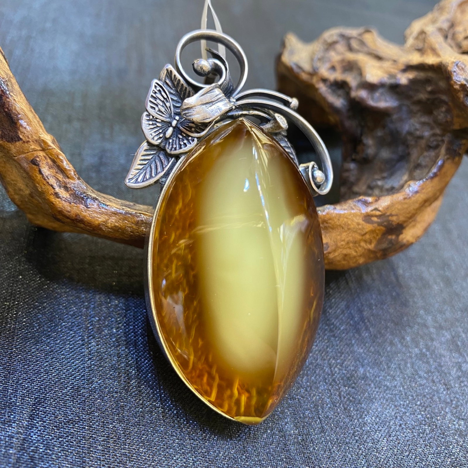 An Exquisite White Jade Crane Pattern Snuff Bottle: An Exquisite Beeswax Inlaid Silver Necklace,Size:36.3mm,Weight:26g 蜜蜡镶银项链